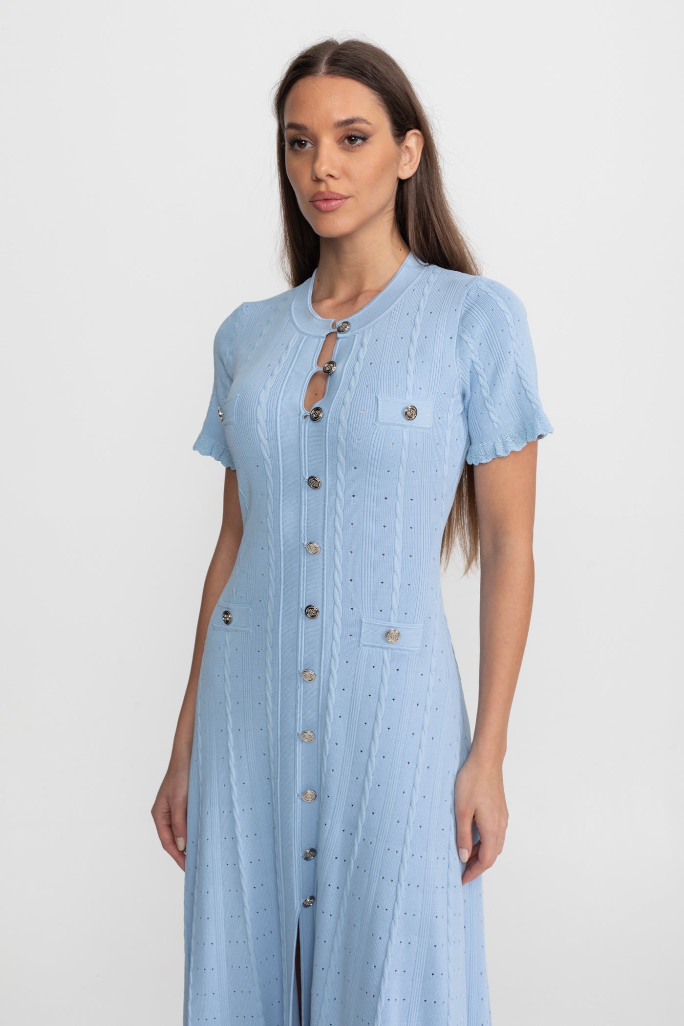 Abito Midi in Maglia con Bottoni sul Davanti e Maniche Smerlate – Baby Blue