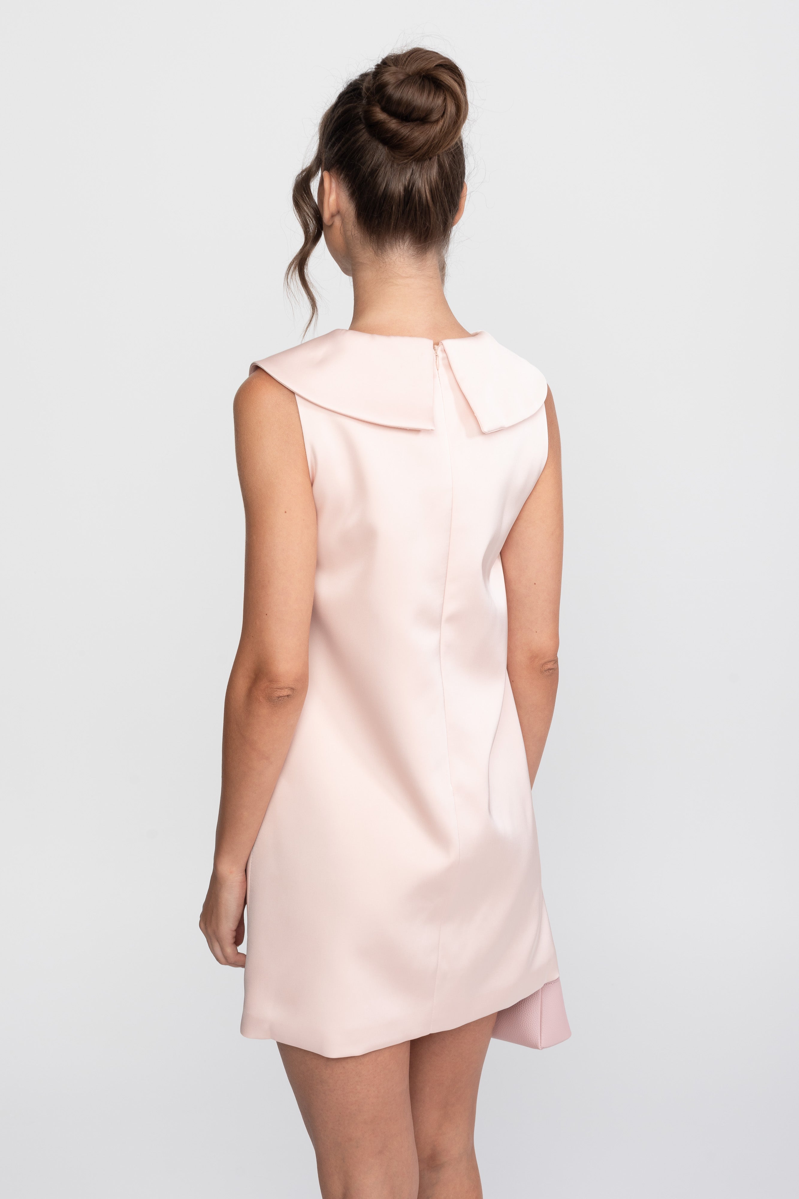 Mini abito in satin con colletto da marinaio e collo annodato - Rosa