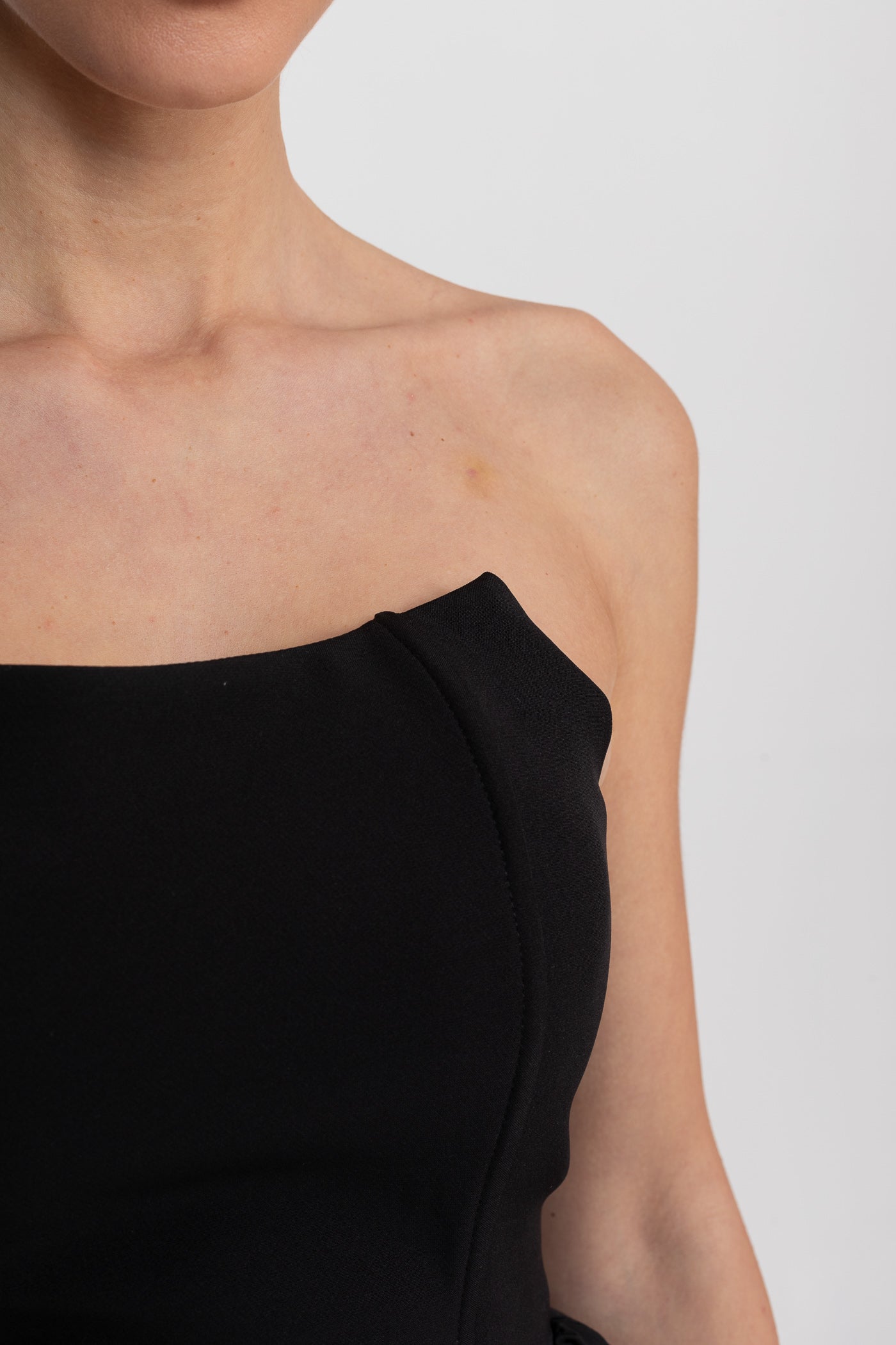 Abito lungo senza spalline con gonna asimmetrica drappeggiata - Nero