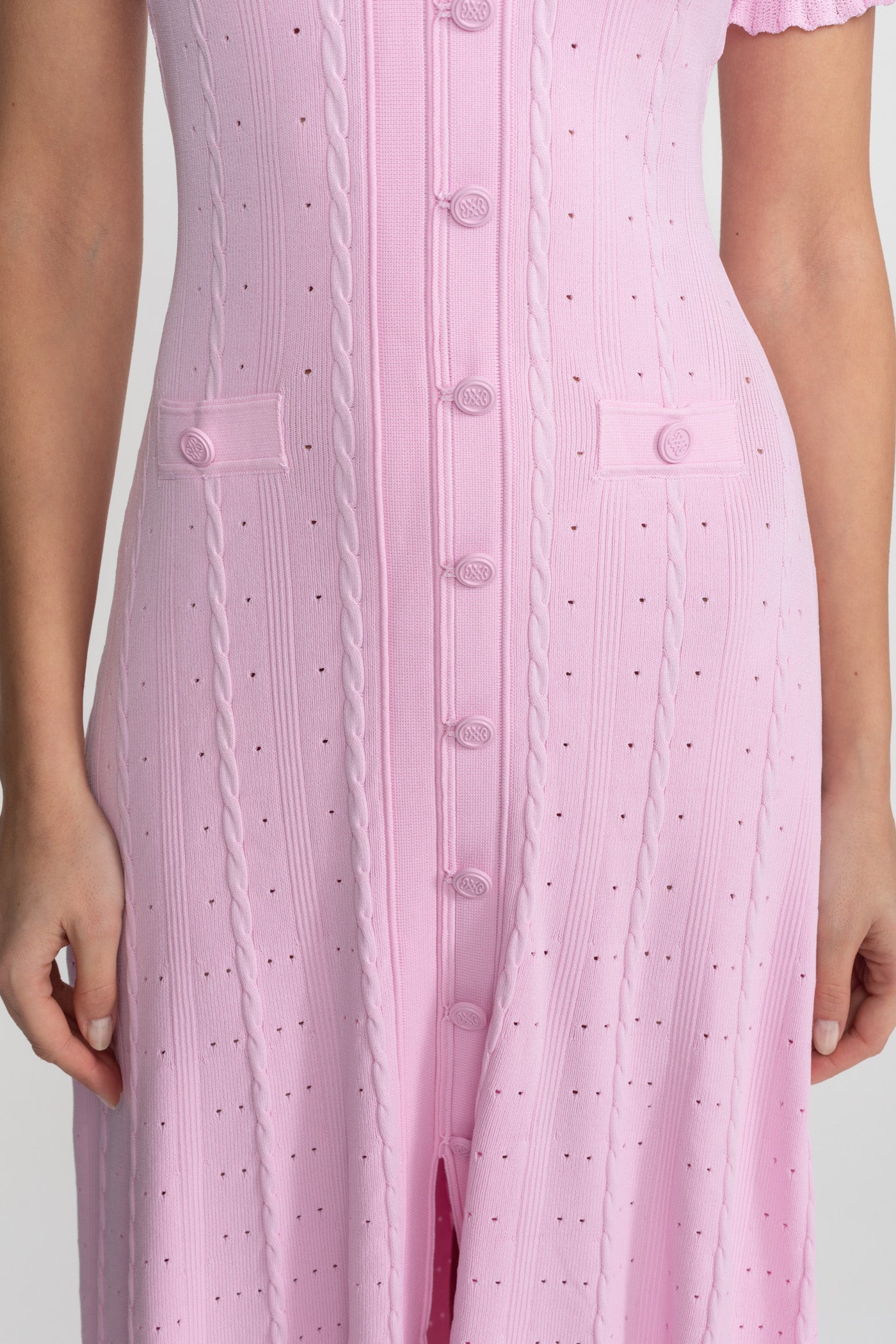 Abito Midi in Maglia con Bottoni sul Davanti e Maniche Smerlate – Rosa