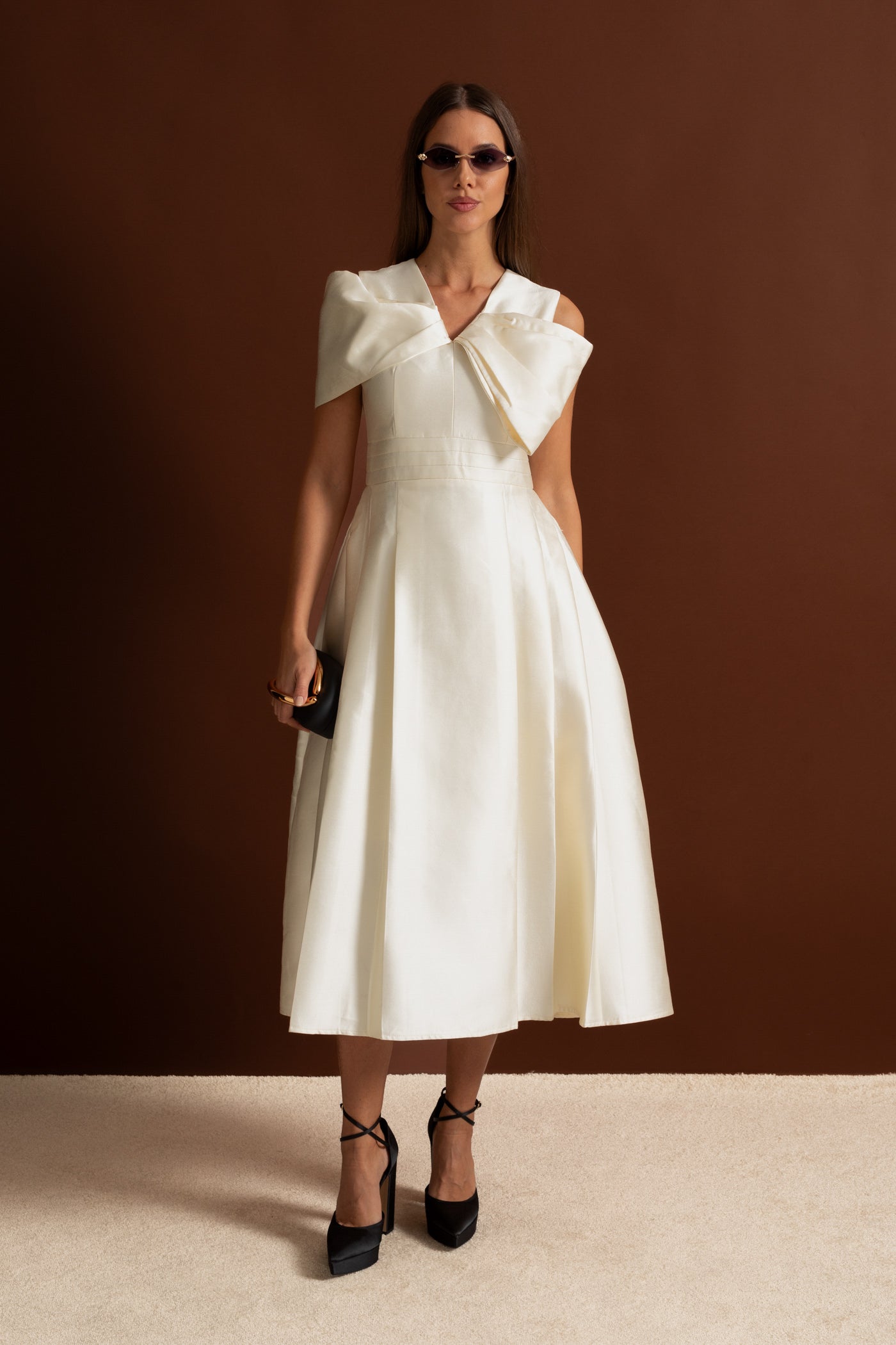 Abito Midi in Raso Off-Shoulder con Dettaglio Fiocco Drappeggiato – Ivoire