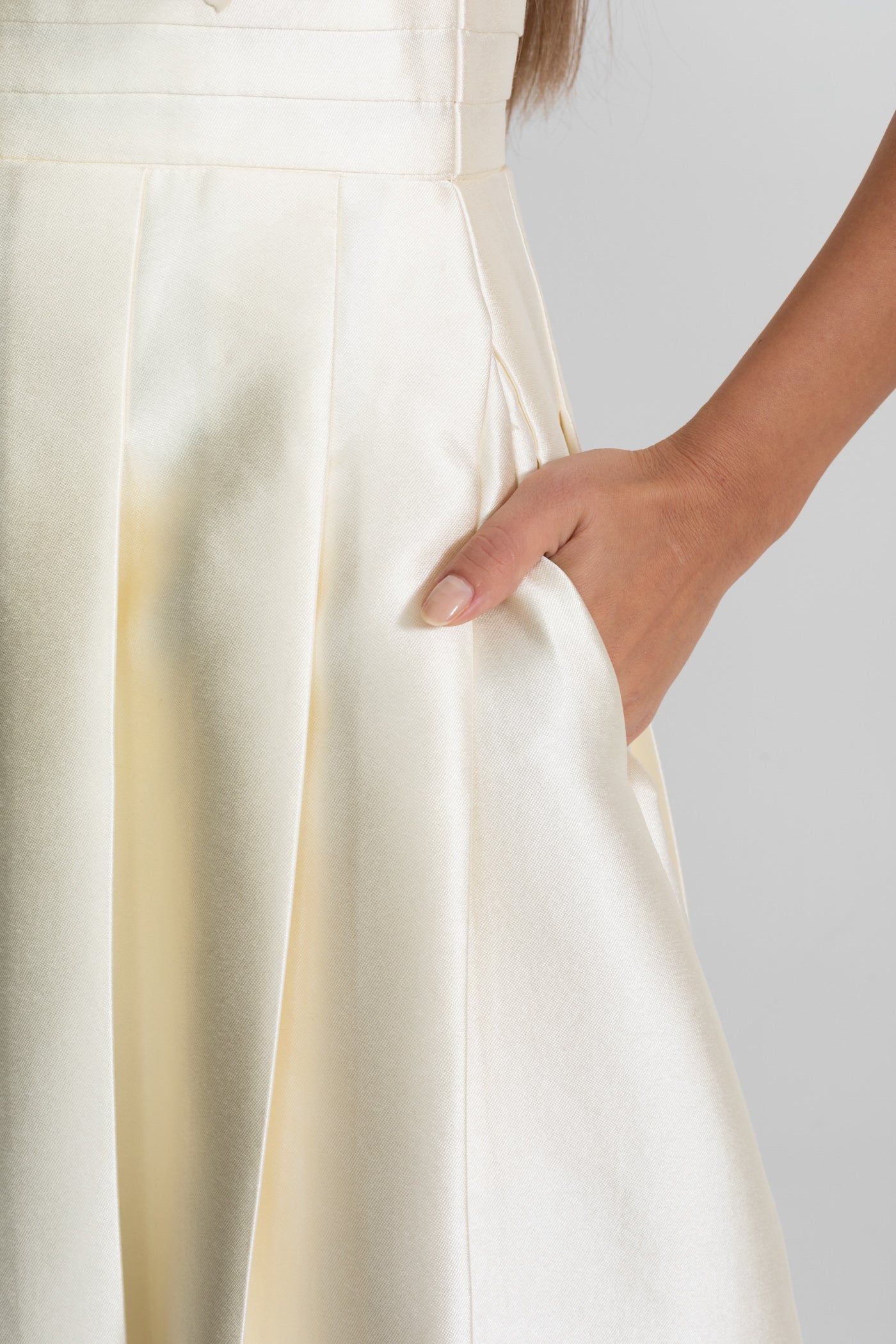 Abito Midi in Raso Off-Shoulder con Dettaglio Fiocco Drappeggiato – Ivoire