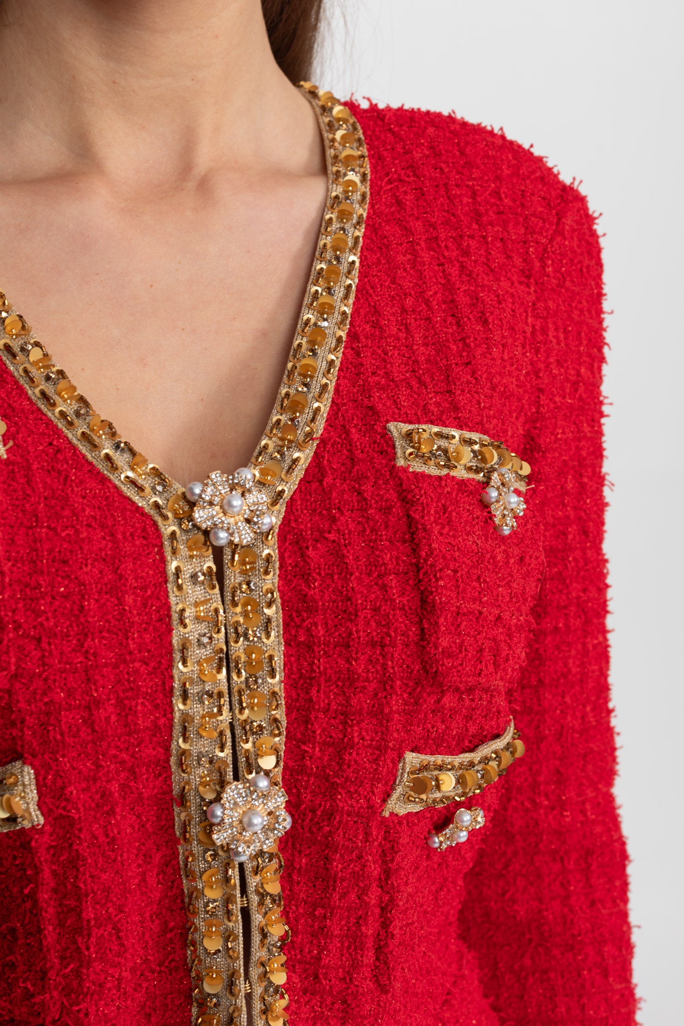 Completo Coordinato in Tweed Testurizzato con Rifiniture Dorate e Bottoni in Cristallo – Rosso