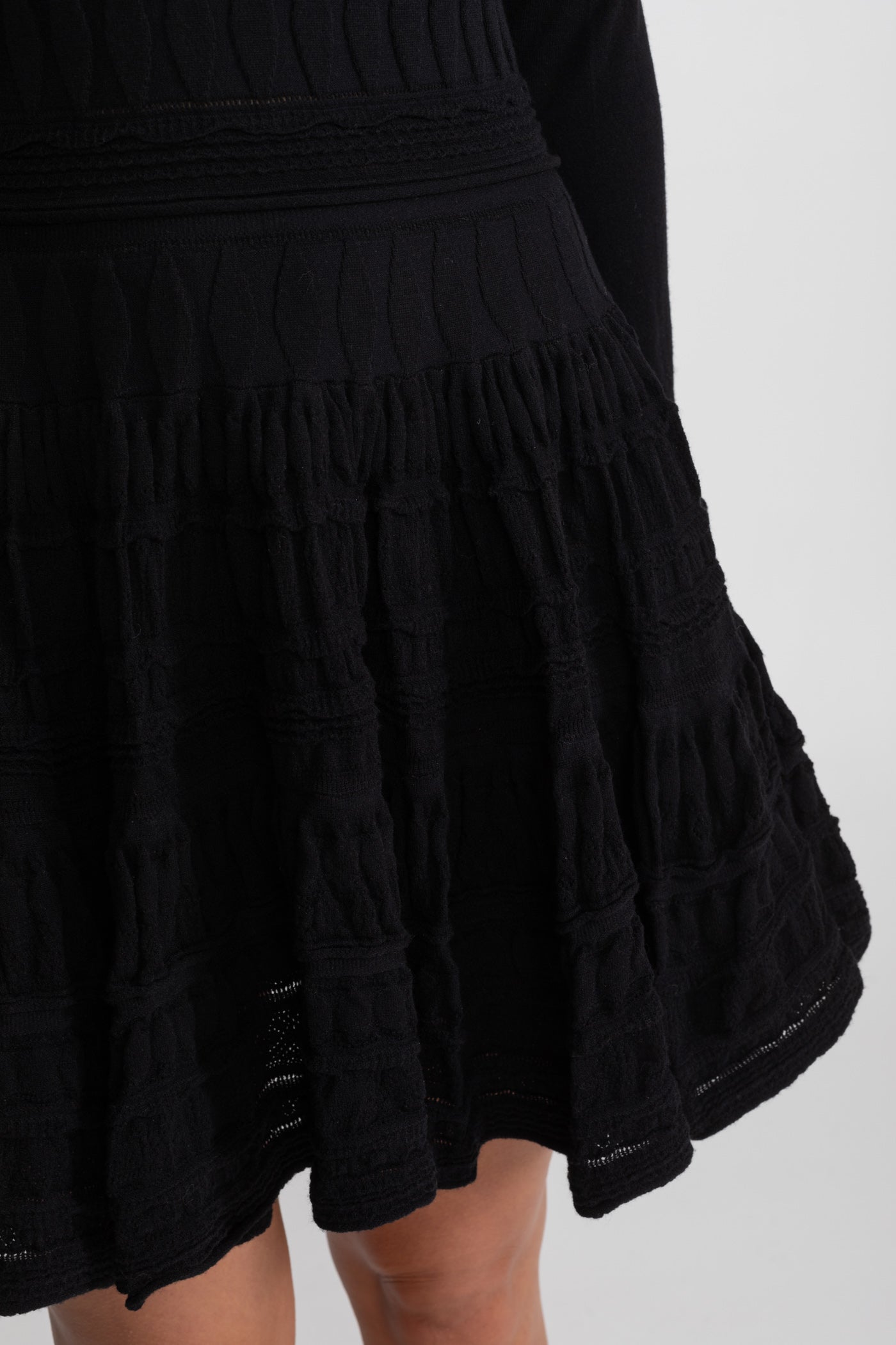 Abito Mini in Maglia Testurizzata con Gonna Svasata - Nero