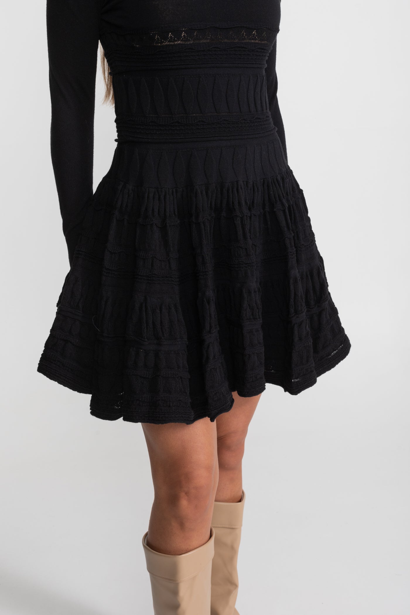 Abito Mini in Maglia Testurizzata con Gonna Svasata - Nero