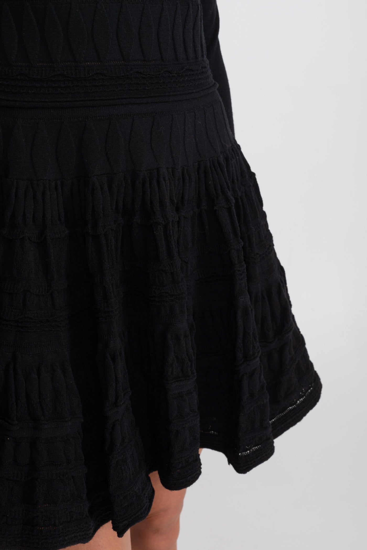 Abito Mini in Maglia Testurizzata con Gonna Svasata - Nero