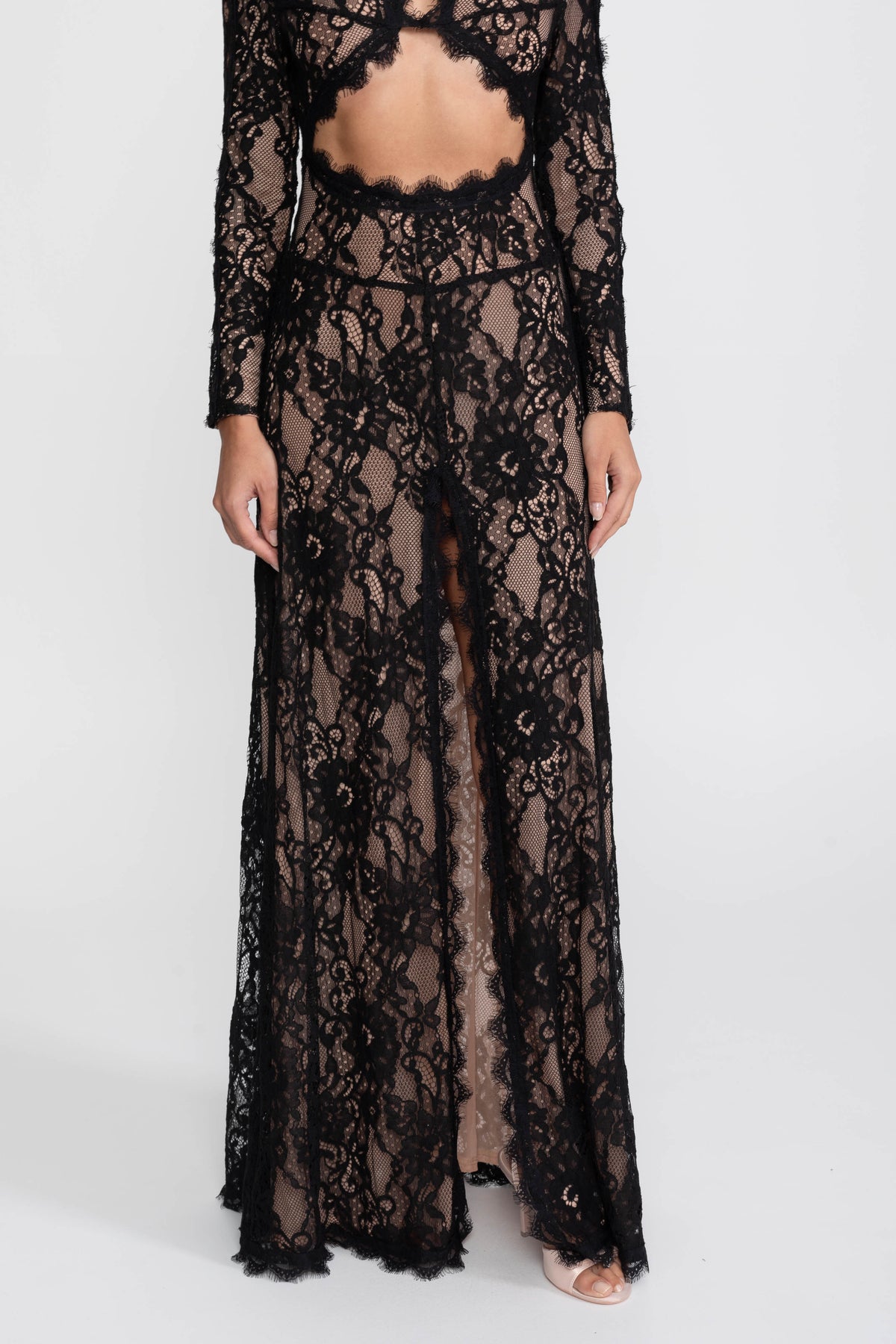 Elegante abito in pizzo con collo alto, cut-out frontale e spacco - Nero