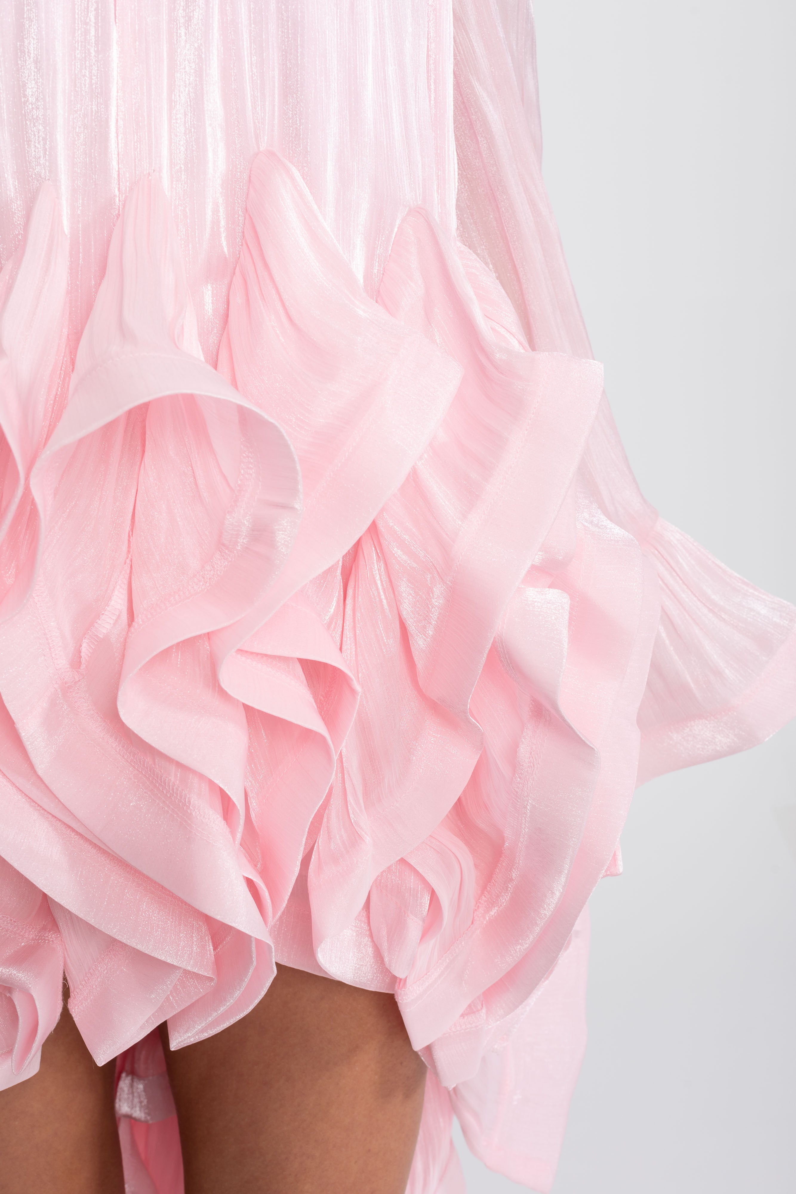 Mini abito con orlo asimmetrico con volant e finitura satinata - Rosa