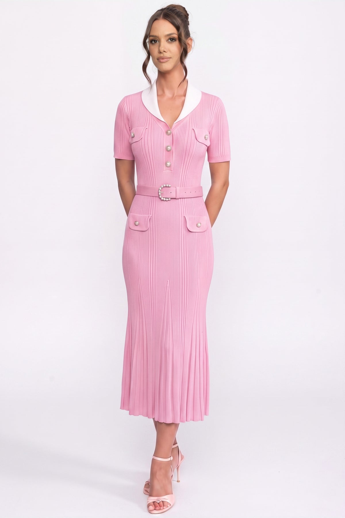 Abito midi in maglia a coste con colletto bianco e cintura di perle - Rosa