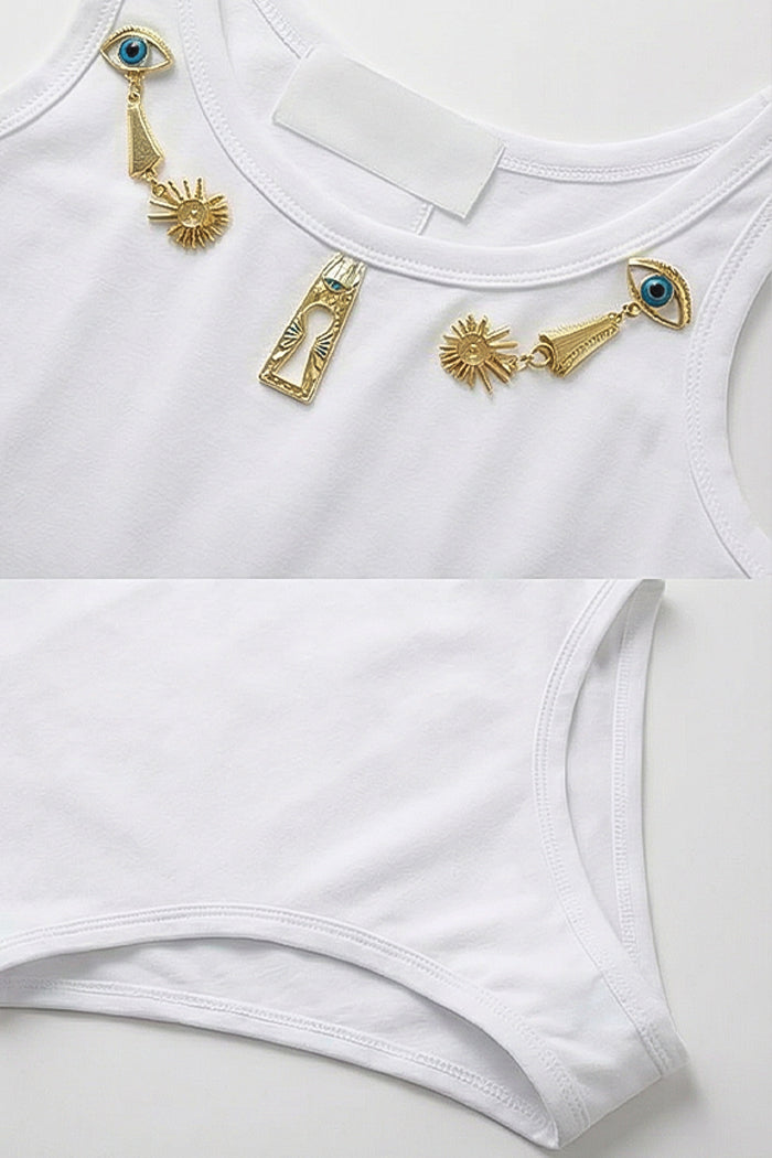 Body con scollo a giro impreziosito da charm dorati – Bianco