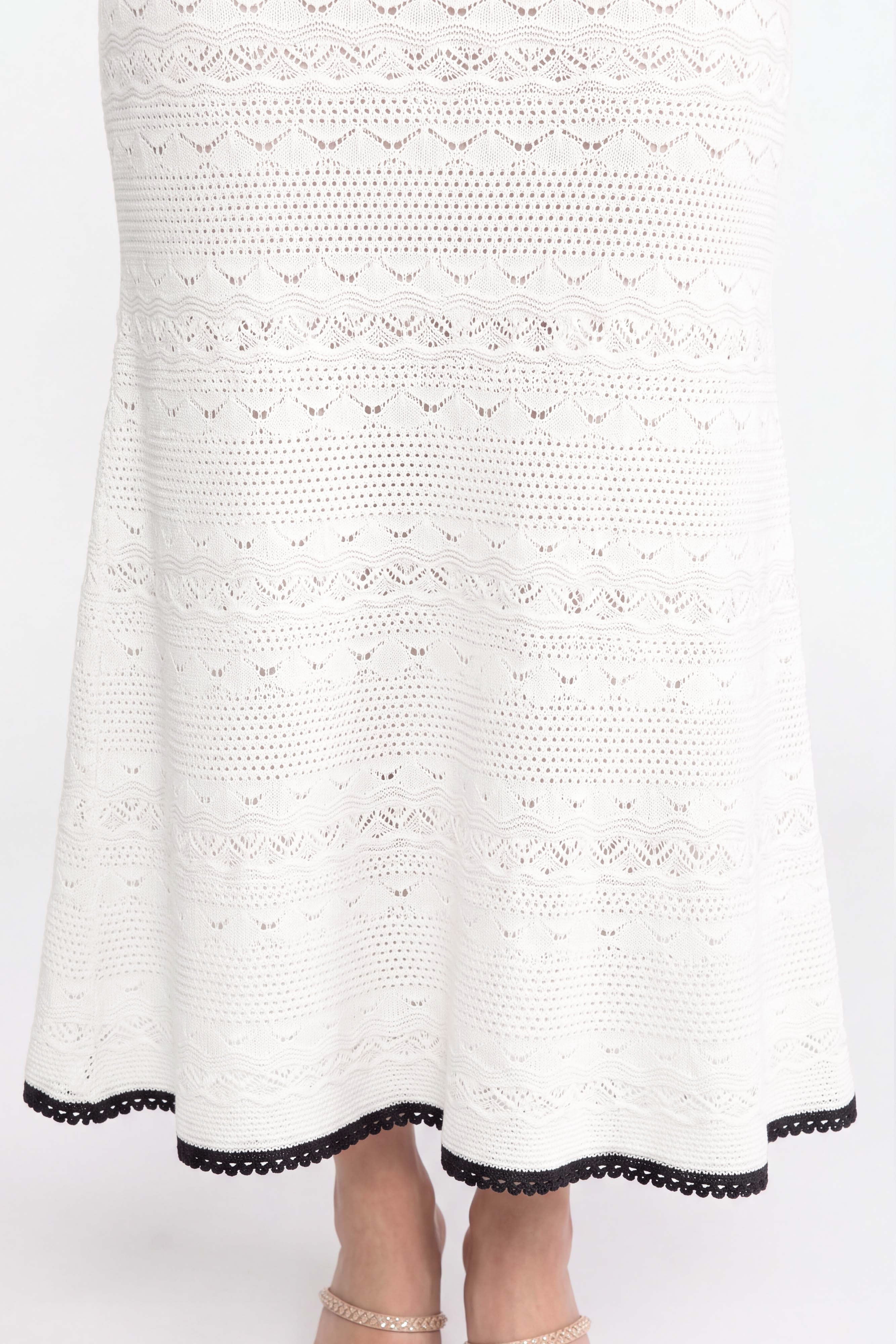Abito Midi in Maglia Crochet con Rifiniture Nere e Fiocco - Bianco