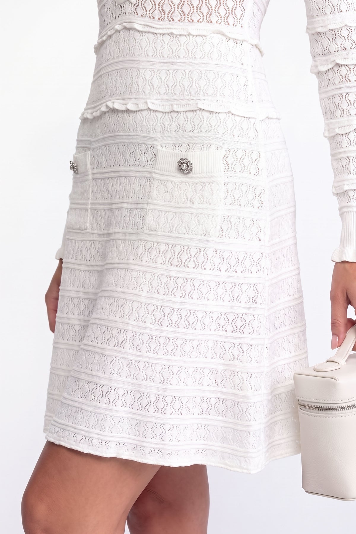 Abito fit and flare in maglia con bottoni frontali e bottoni in cristallo - Bianco