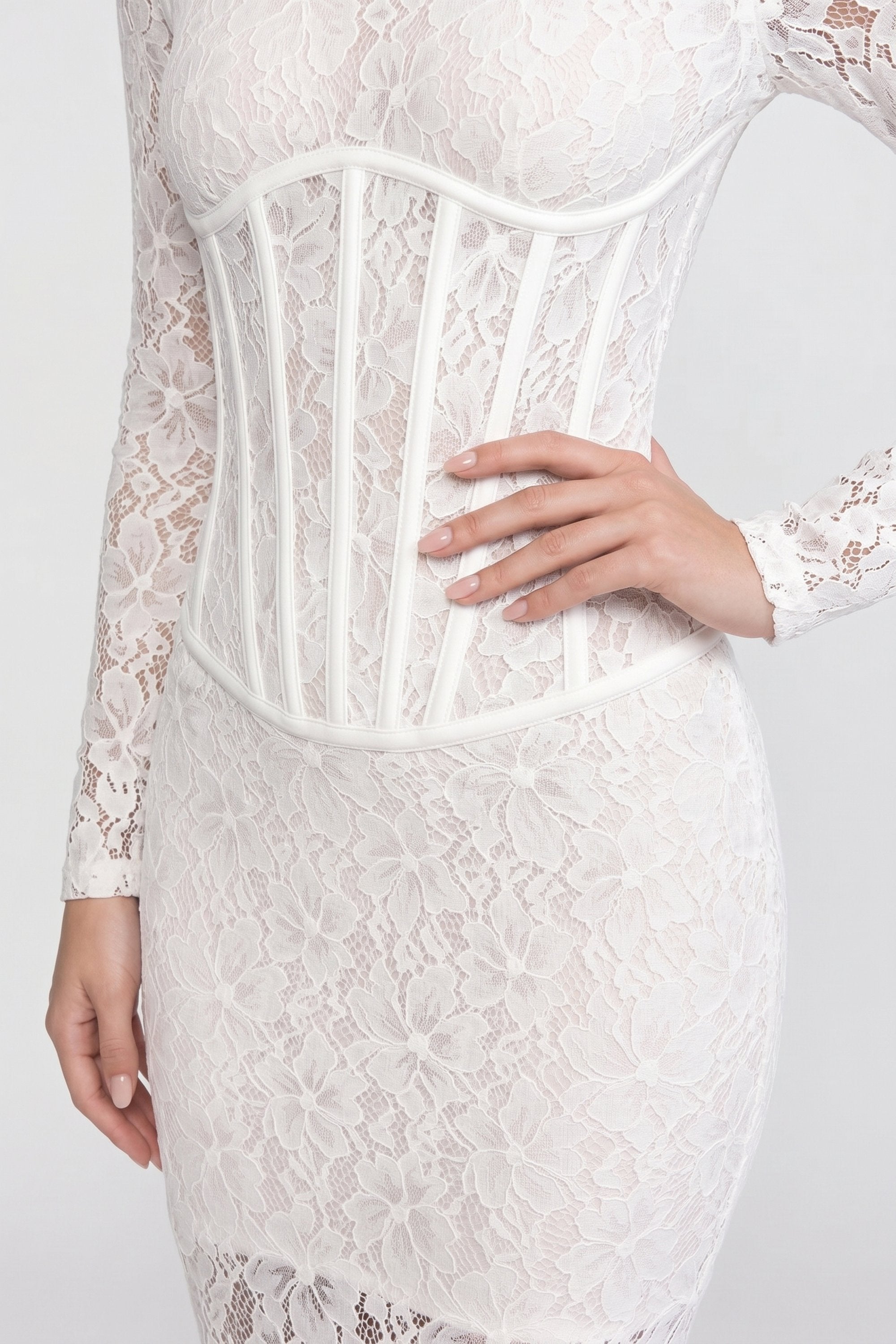 Abito lungo in pizzo con collo alto e maniche lunghe, silhouette a colonna - Bianco