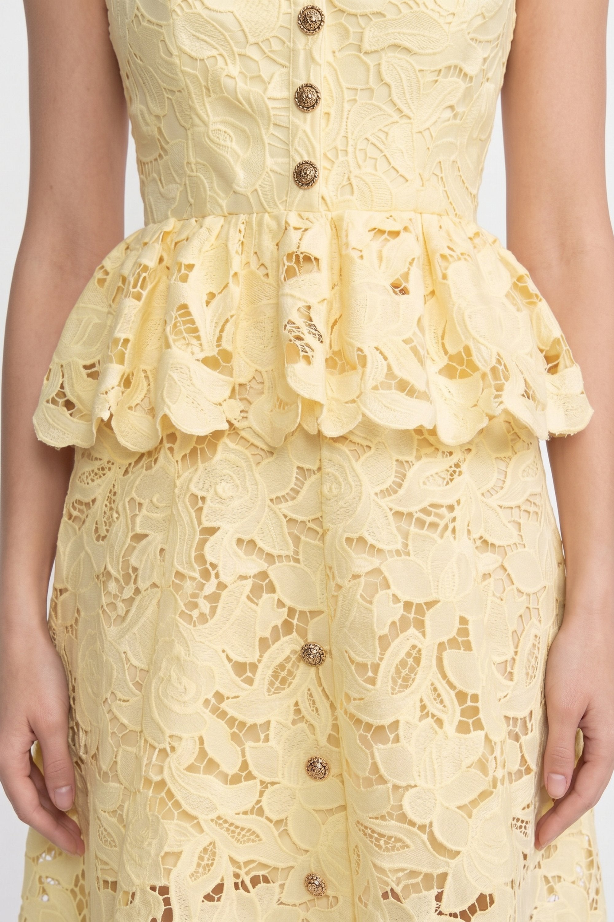 Abito senza maniche in pizzo con peplum, gonna midi e bottoni dorati - Giallo