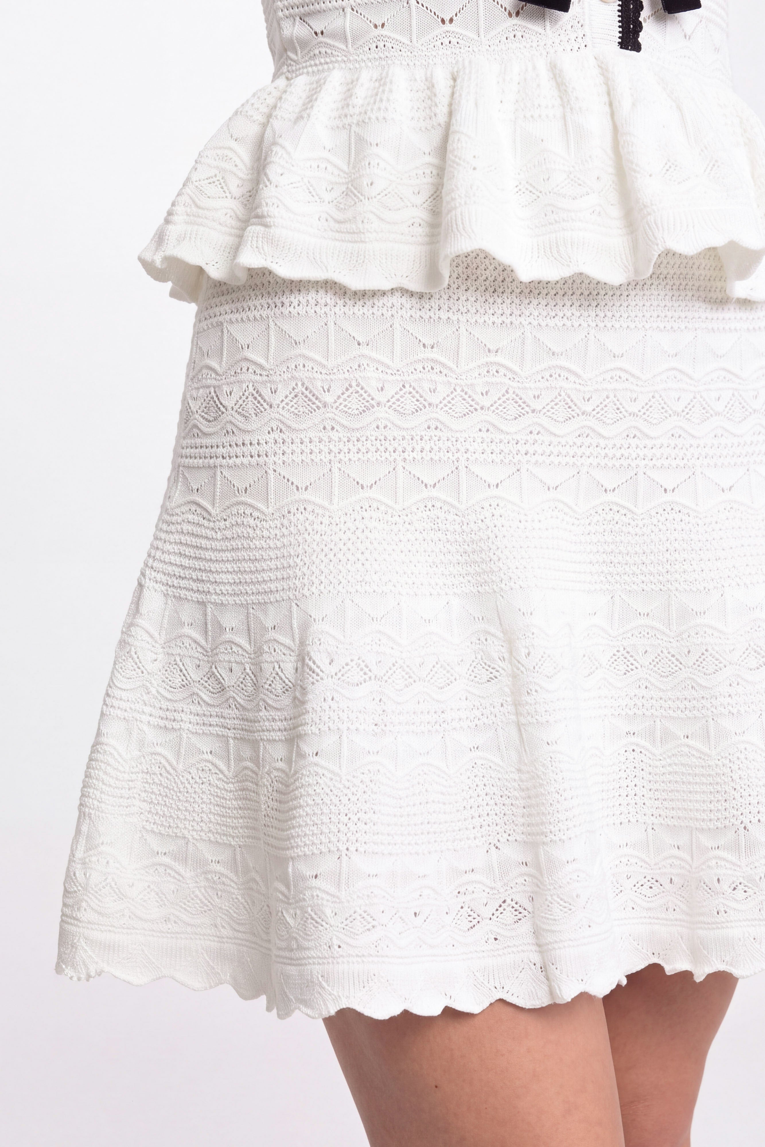 Abito Mini in Maglia Peplum con Profilo a Contrasto e Fiocco - Bianco