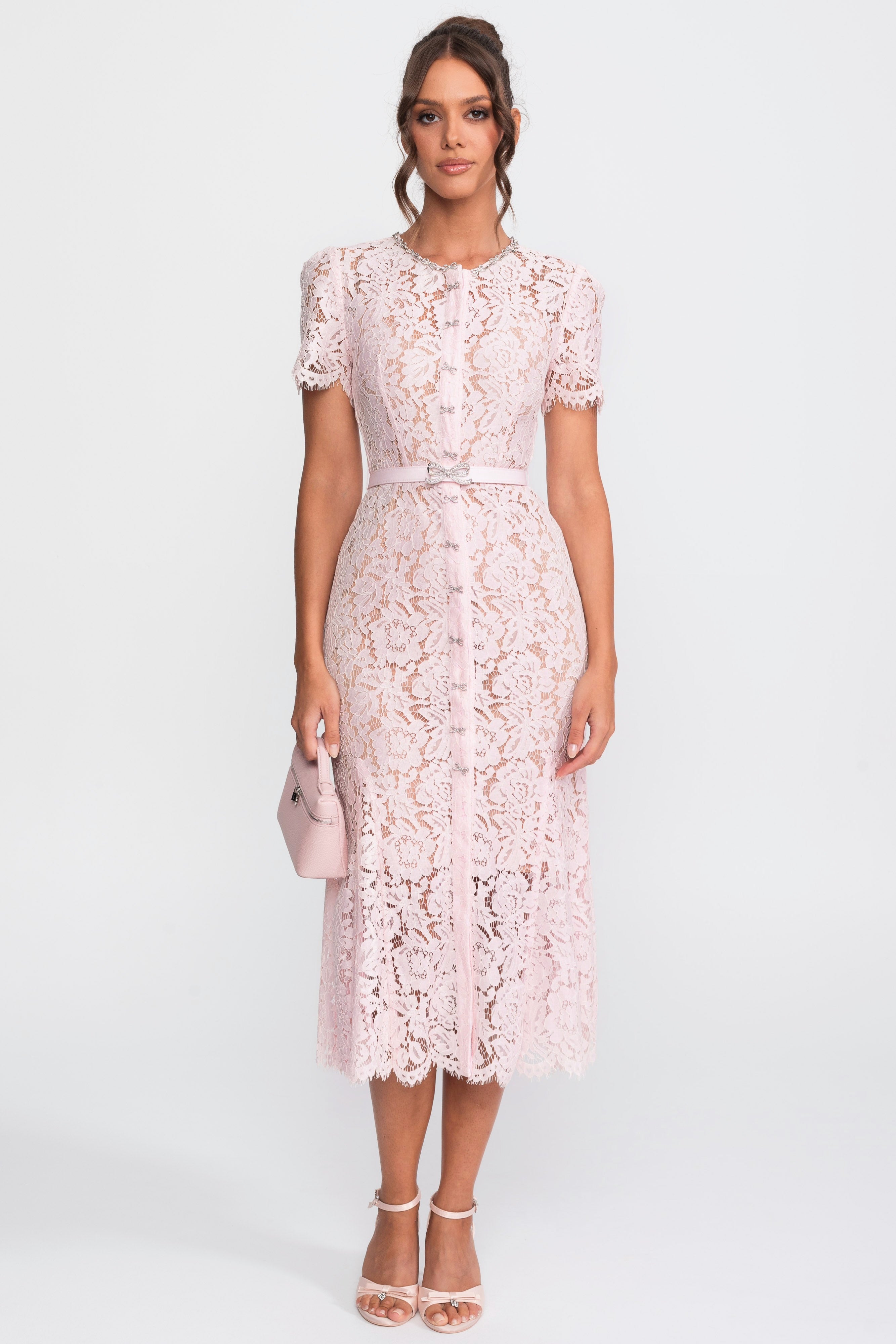 Elegante abito aderente in pizzo floreale con dettagli a bottoni e orlo smerlato - Blush Pink 