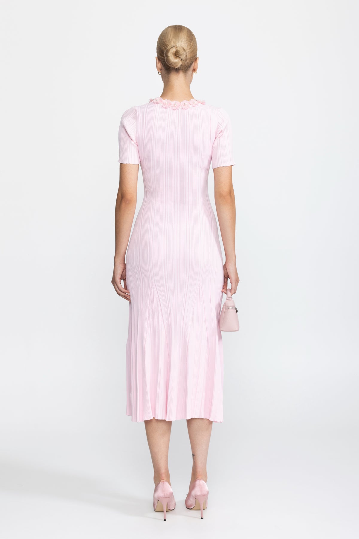 Abito midi in maglia a coste con applicazione floreale - Rosa 