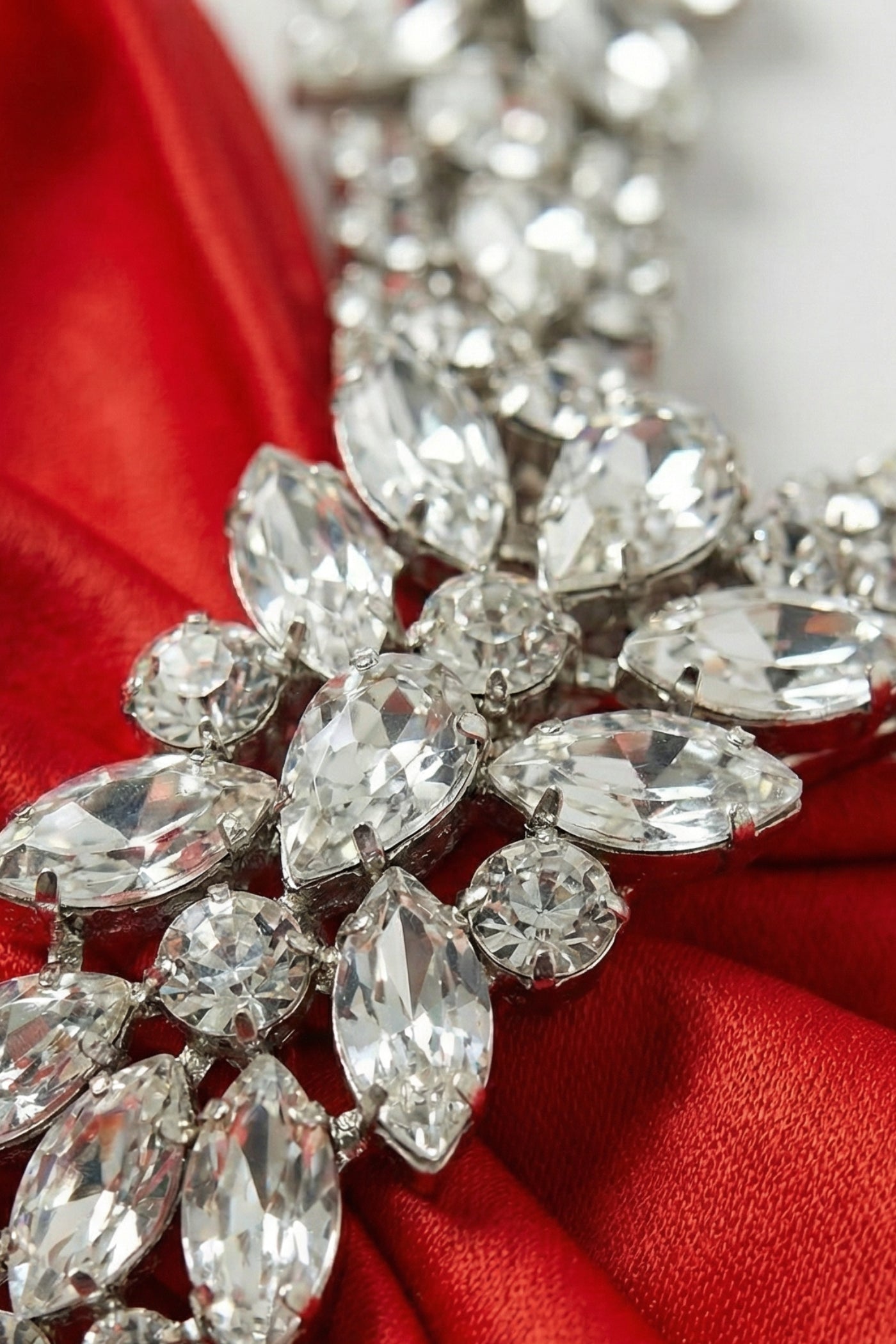 Abito lungo con fiocco al collo e spalline di cristallo decorato – Rosso 