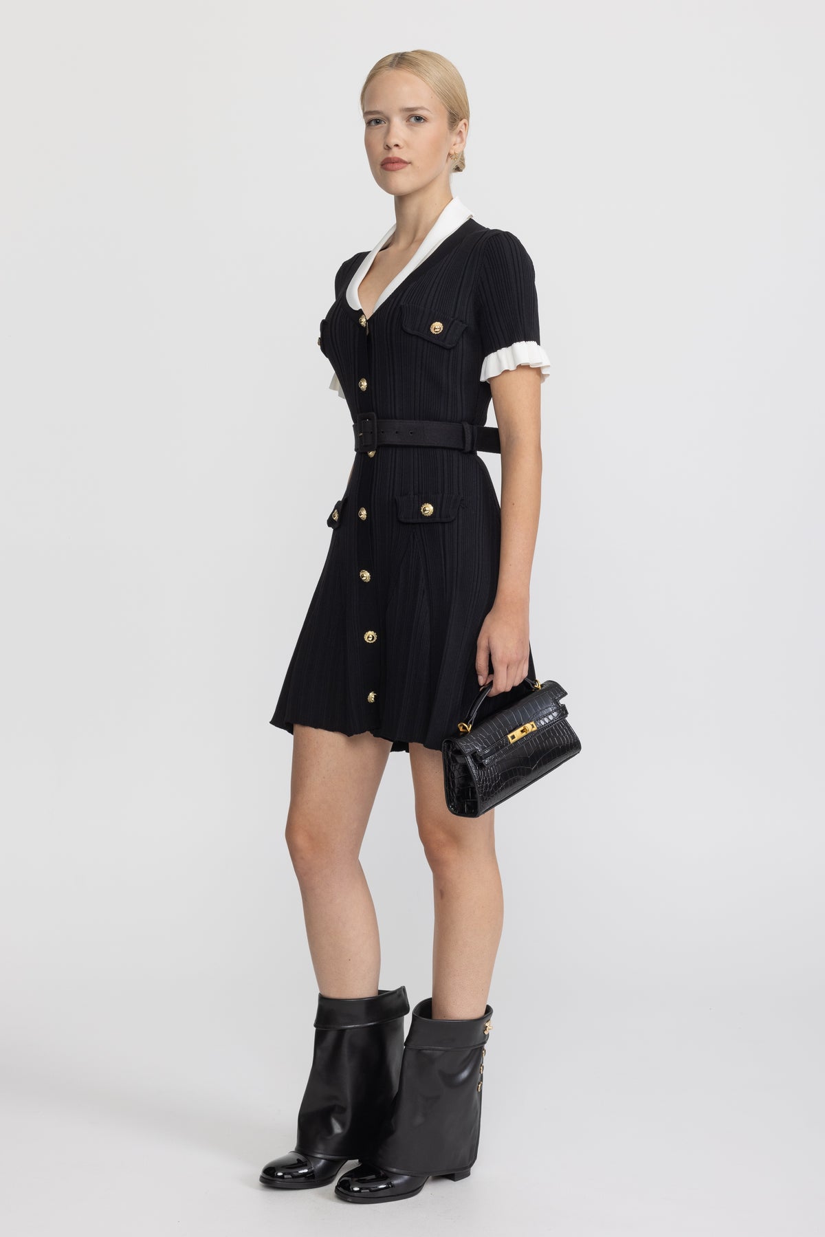 Abito mini in maglia a coste con colletto a contrasto e cintura - Nero 