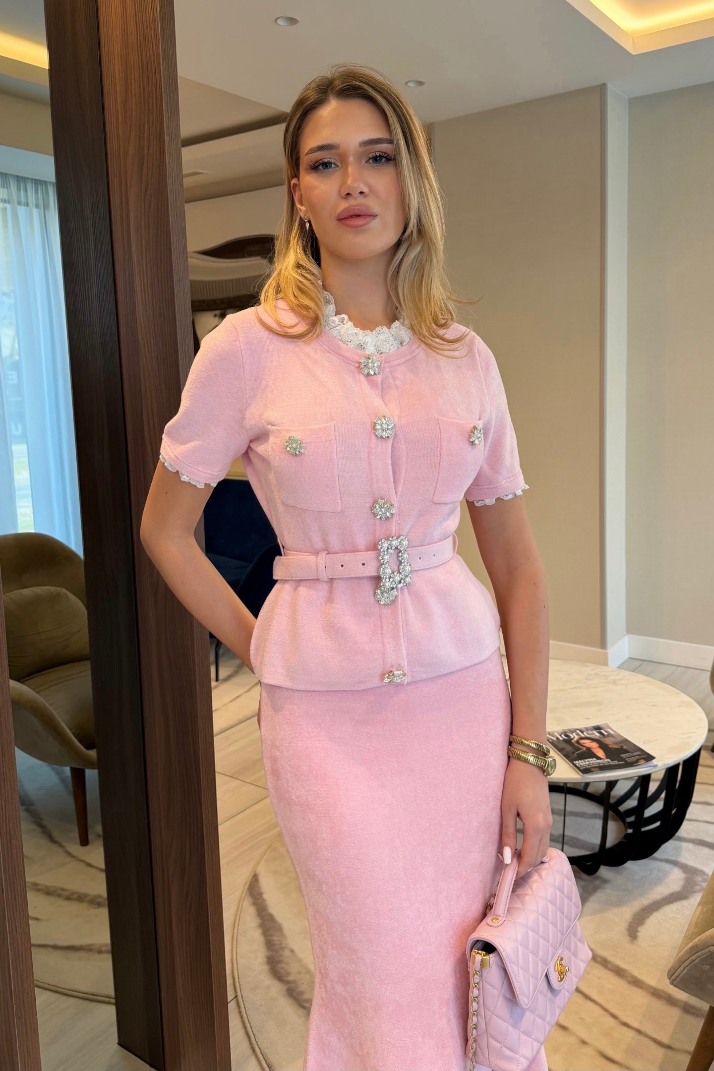 Coordinato a Maniche Corte con Vita a Peplo e Cintura con Bottoni di Cristallo - Blush Pink 