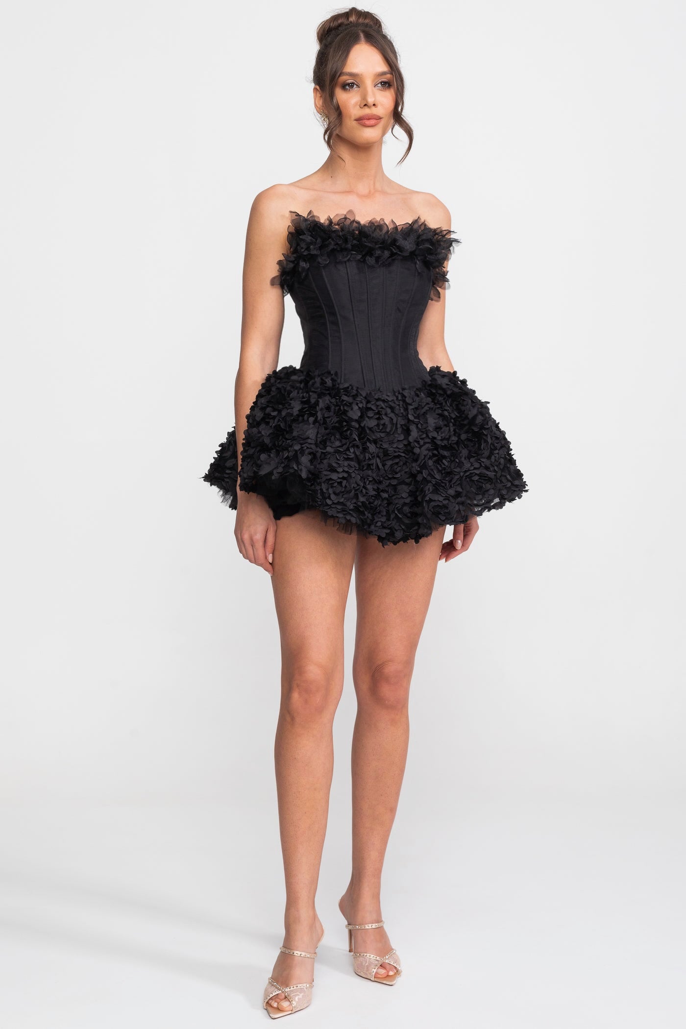 Mini abito corsetto senza spalline con gonna in appliqué di rose 3D - Nero 