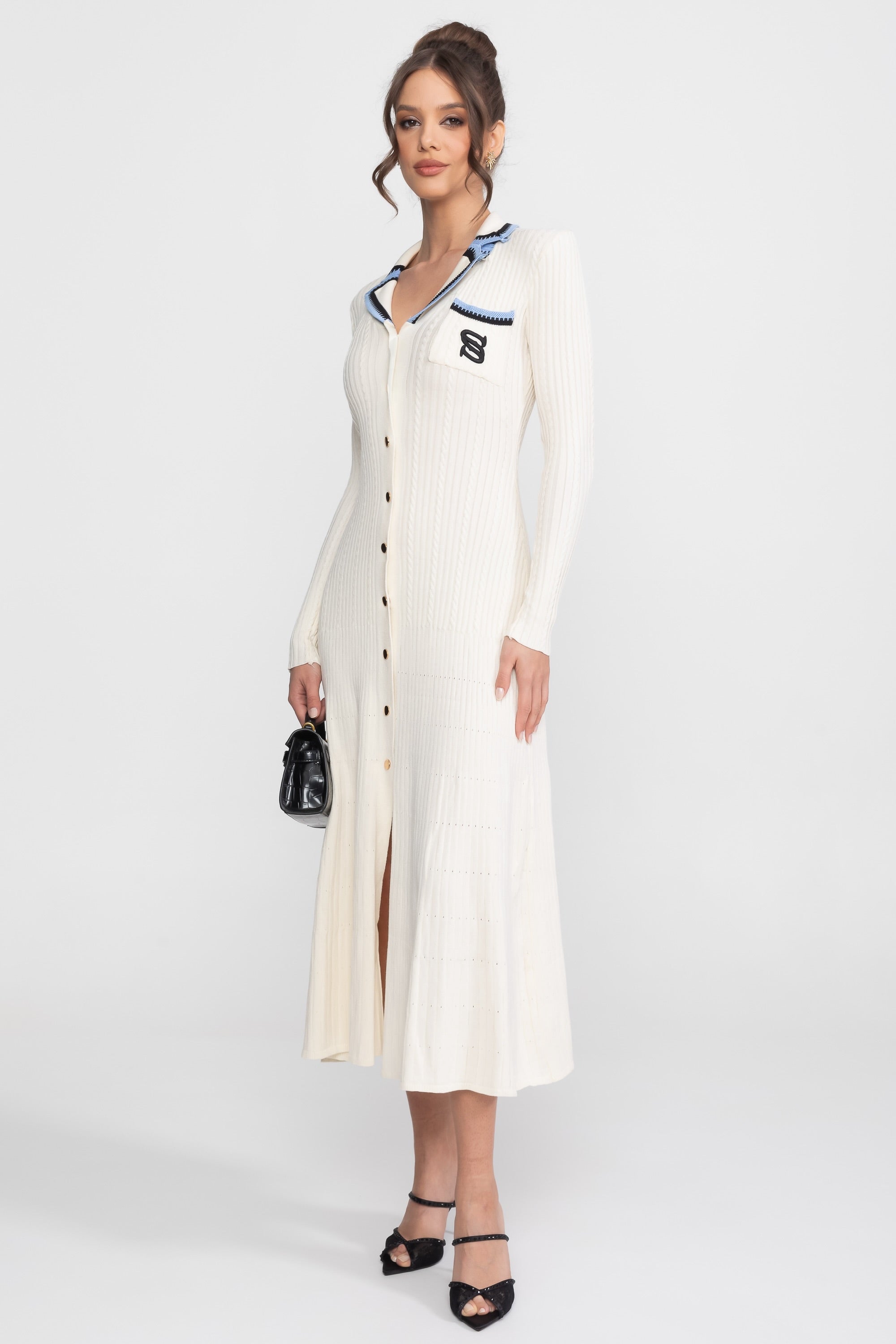 Abito midi in maglia a maniche lunghe con colletto polo e patch con monogramma - Ivoire 