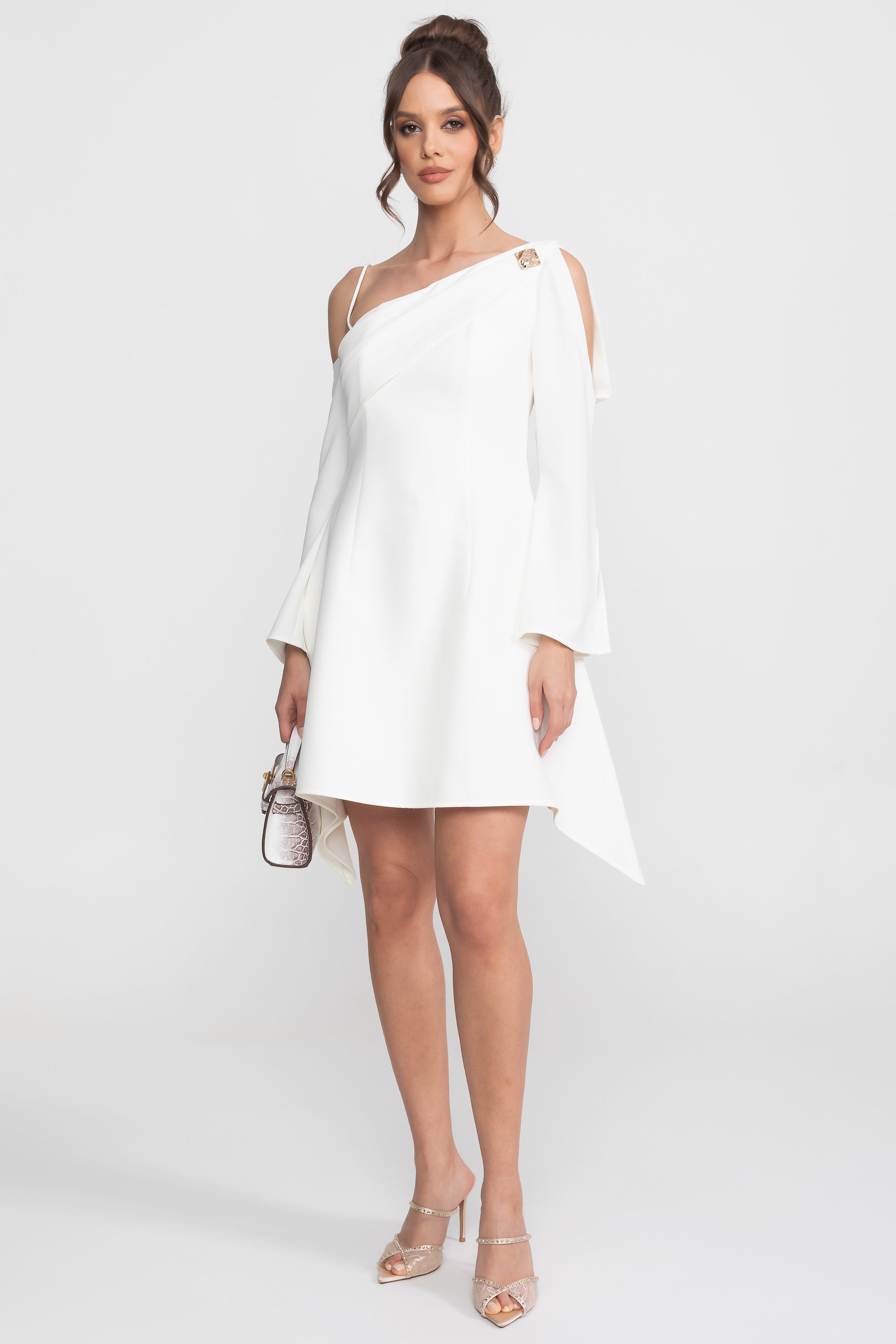 Abito mini asimmetrico cold-shoulder con maniche lunghe e spilla dorata - Bianco 