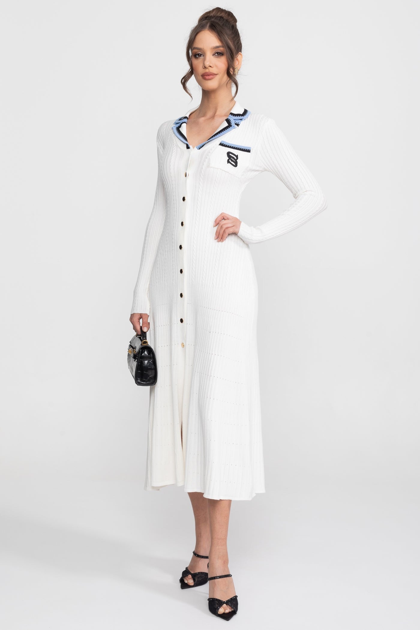 Abito Midi in Maglia a Manica Lunga con Colletto Polo e Patch Monogram - Bianco 
