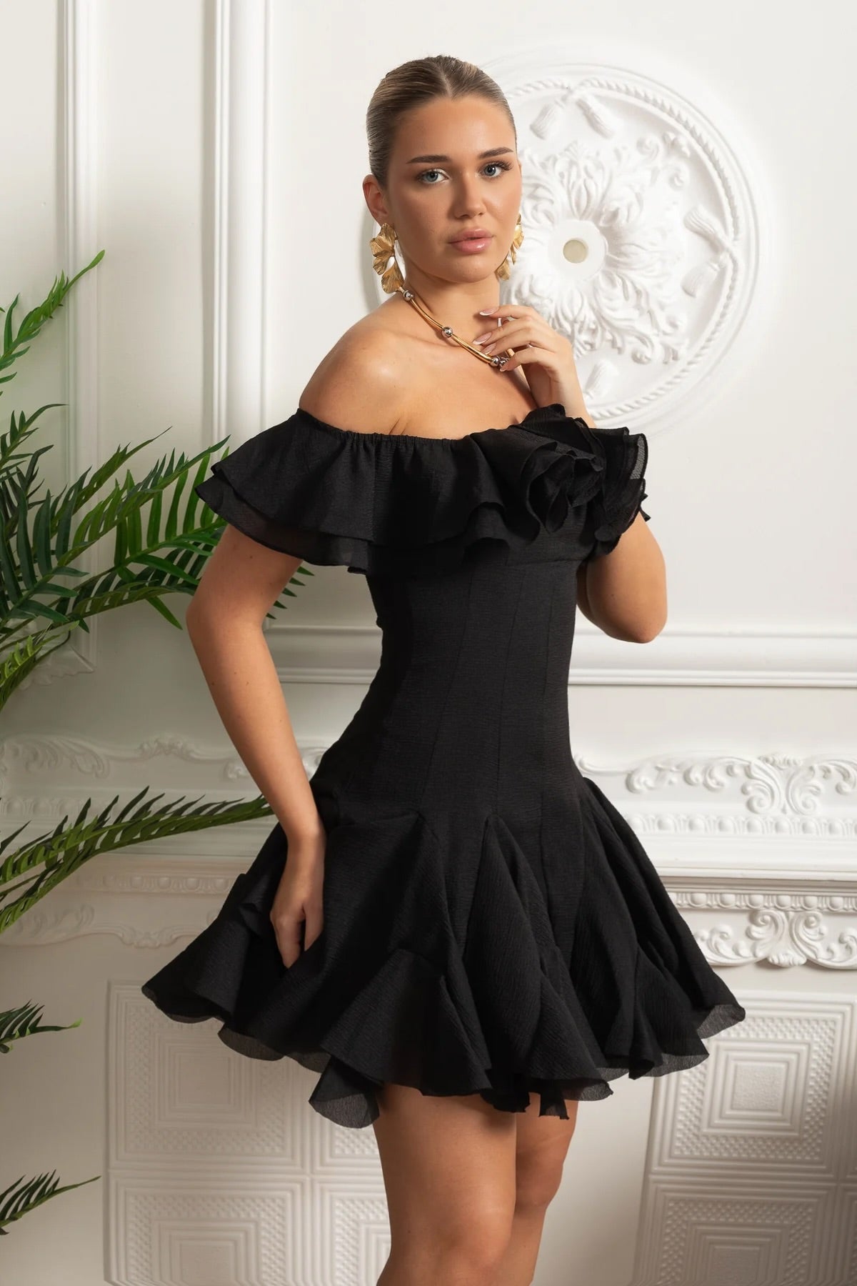Mini abito con scollo off-shoulder e bordo in organza arricciata - Nero 