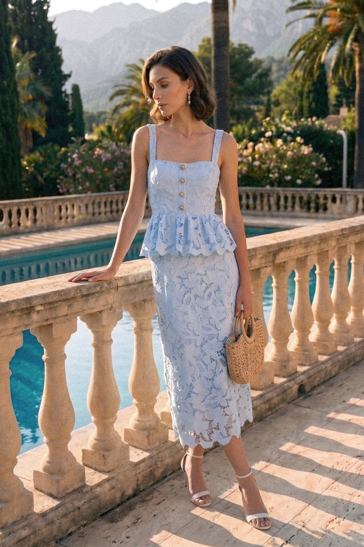 Abito senza maniche in pizzo con peplum, gonna midi e bottoni dorati - Blu 