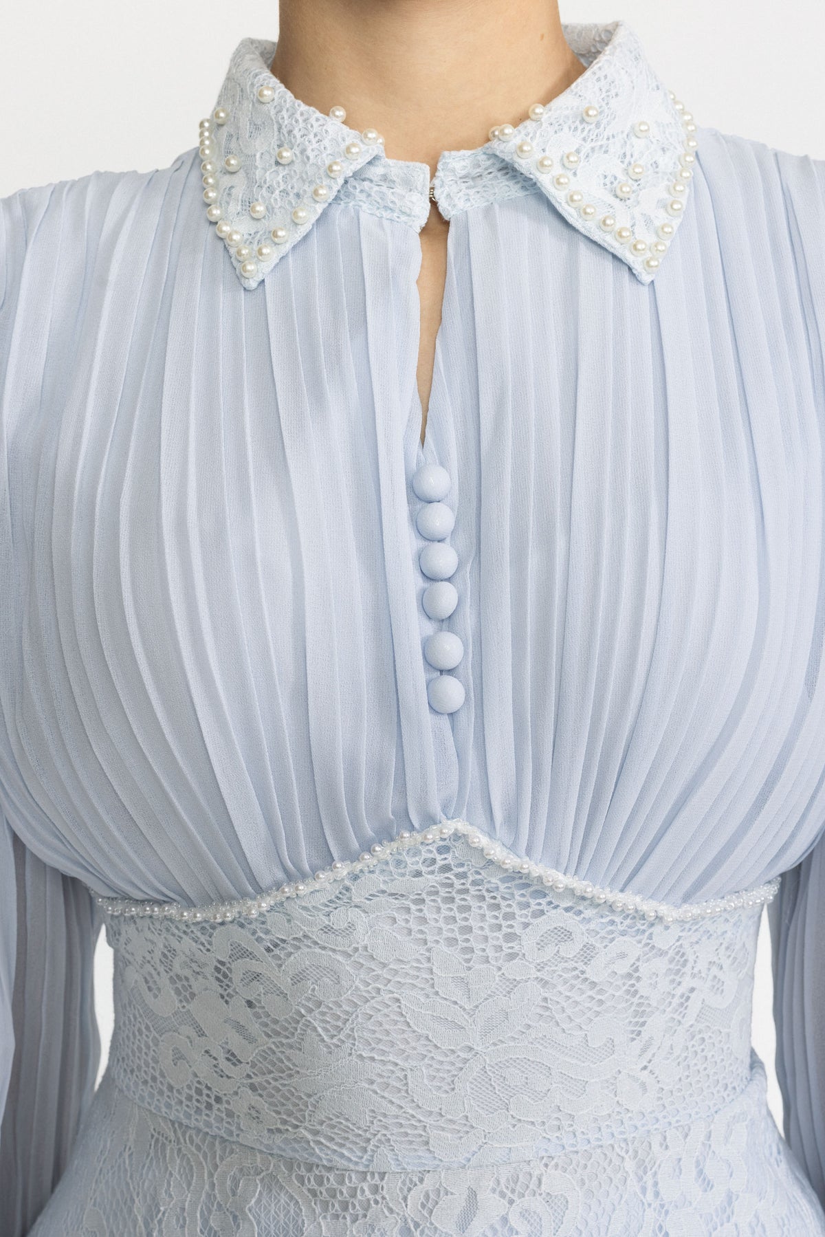 Completo con blusa peplum in chiffon plissettato e pizzo e gonna maxi - azzurro chiaro 