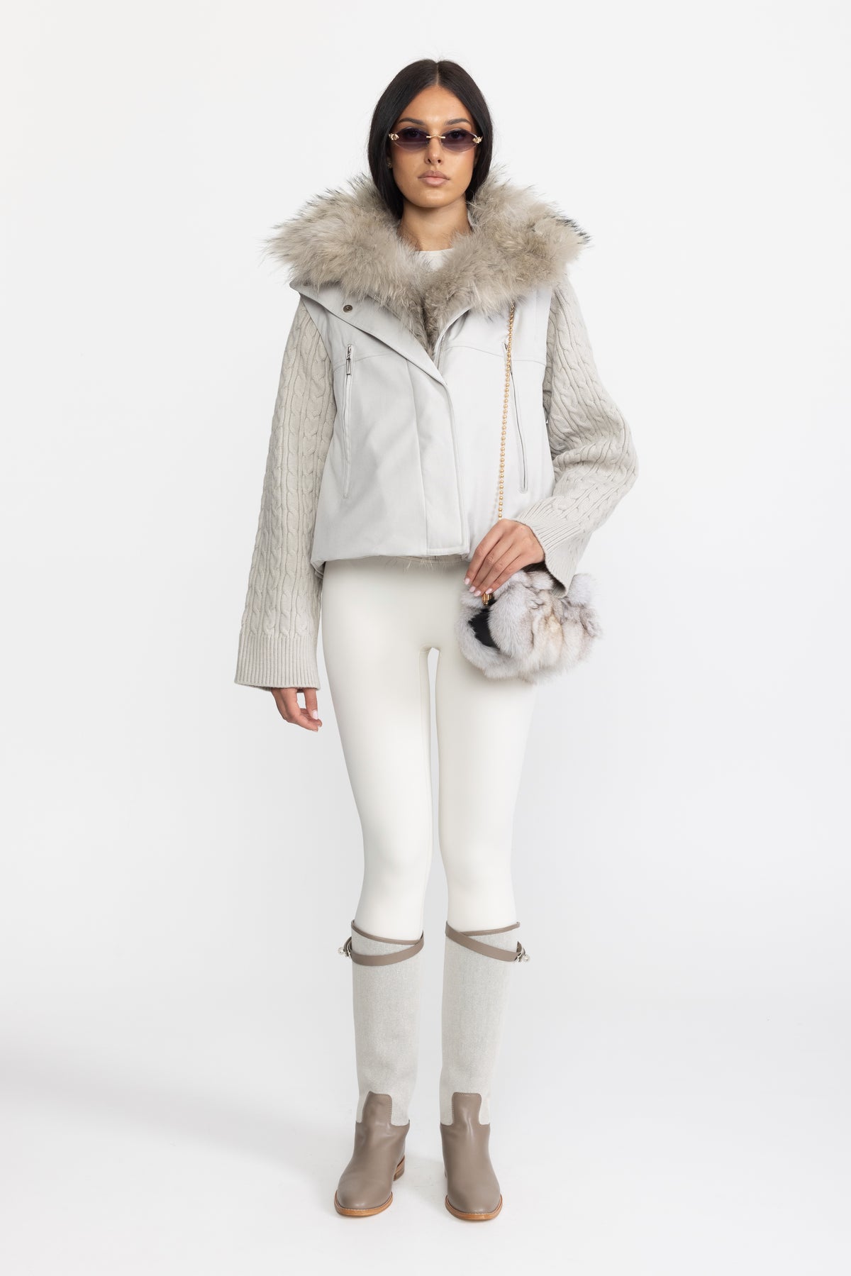 Piumino cropped con maniche in maglia a trecce e collo in pelliccia di procione - grigio chiaro 