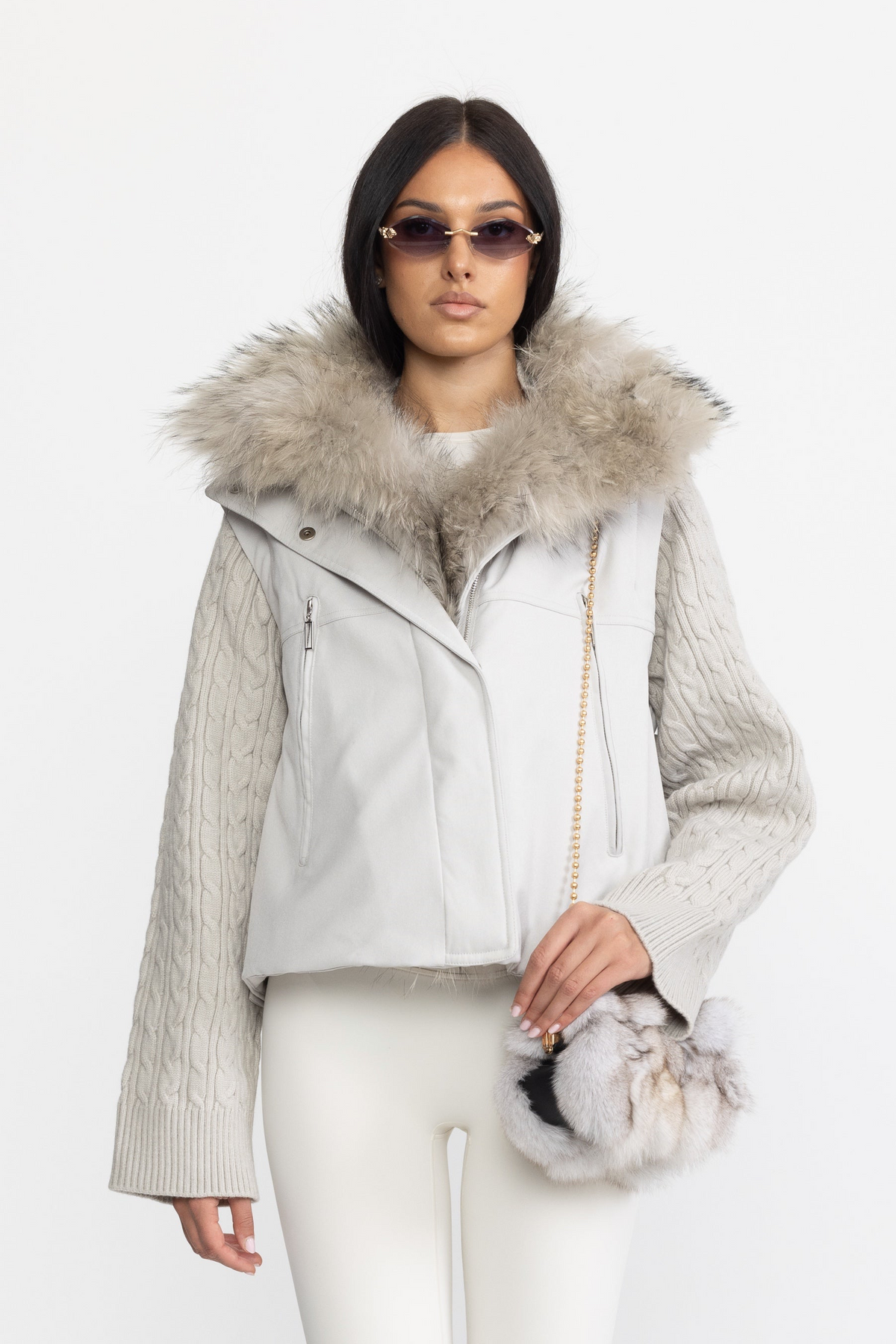 Piumino cropped con maniche in maglia a trecce e collo in pelliccia di procione - grigio chiaro 