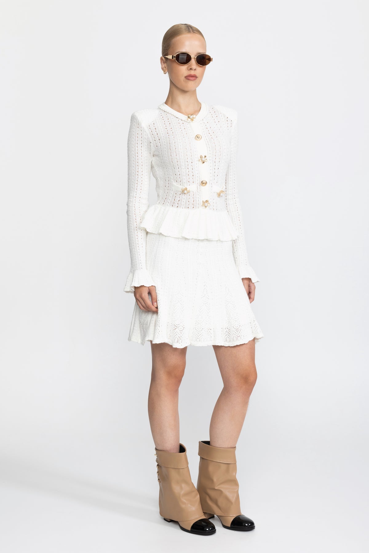 Mini abito in maglia pointelle con peplo e bottoni gioiello a fiore effetto perla - Bianco 