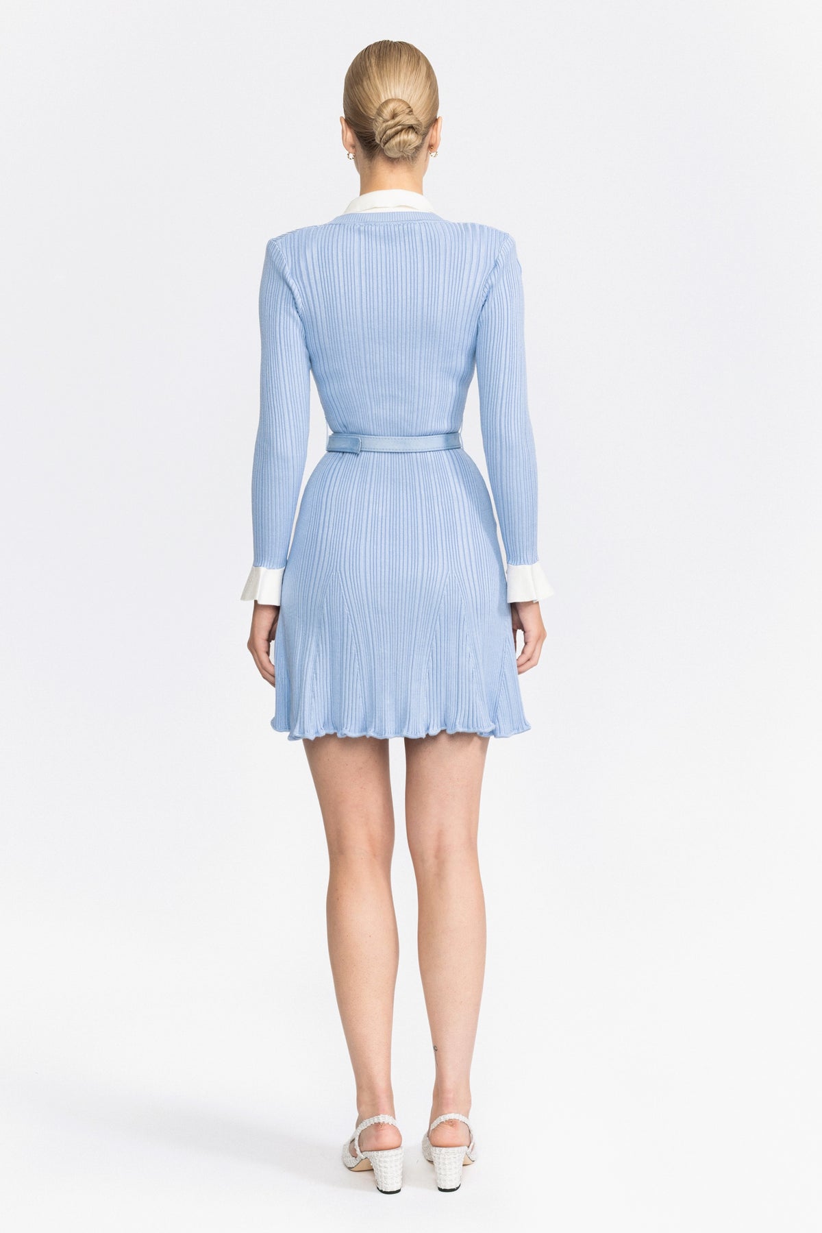 Abito mini in maglia a coste con bottoni perlati e cintura - Azzurro chiaro 