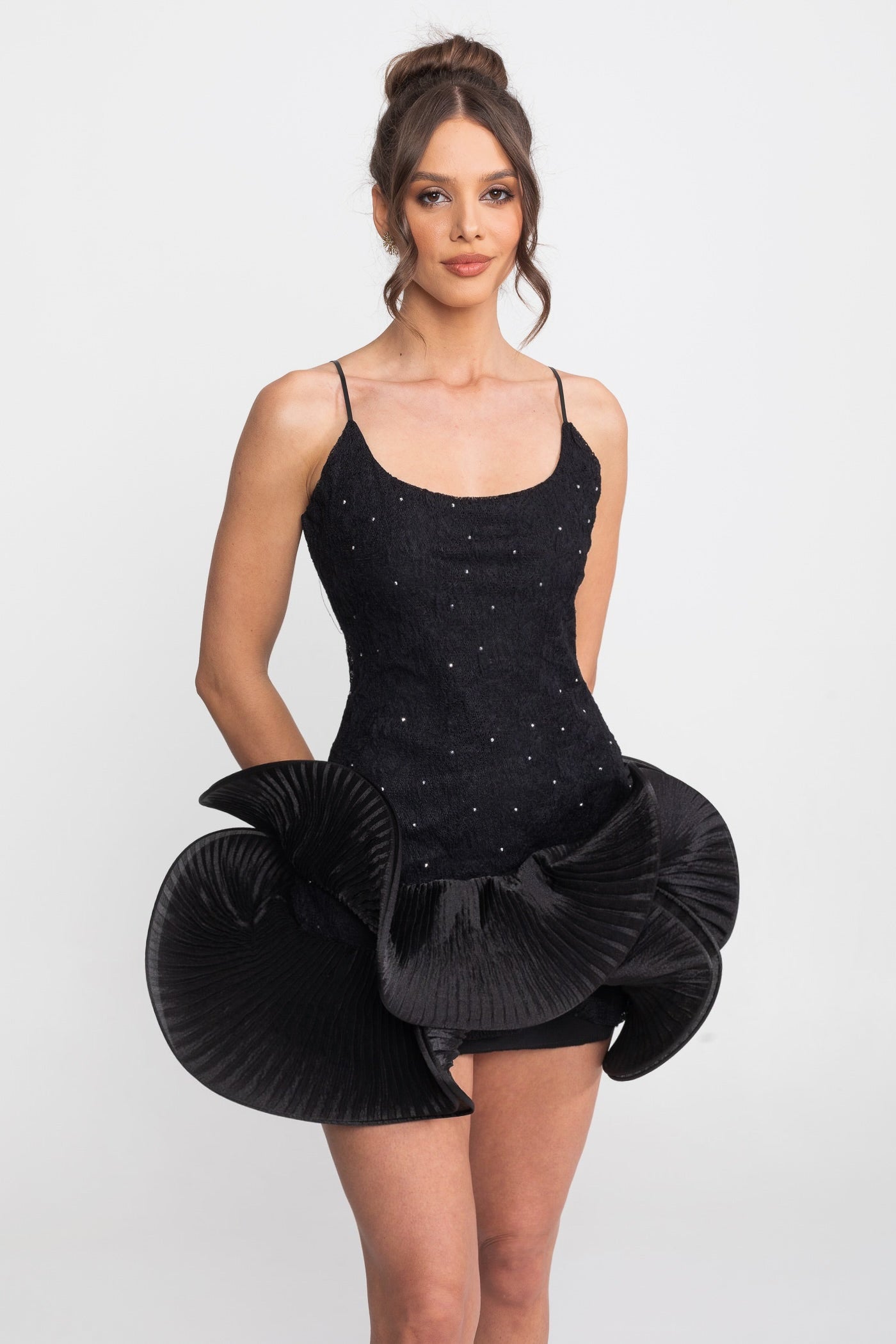 Mini abito babydoll con decorazioni scintillanti e gonna peplum con ruches - Nero 