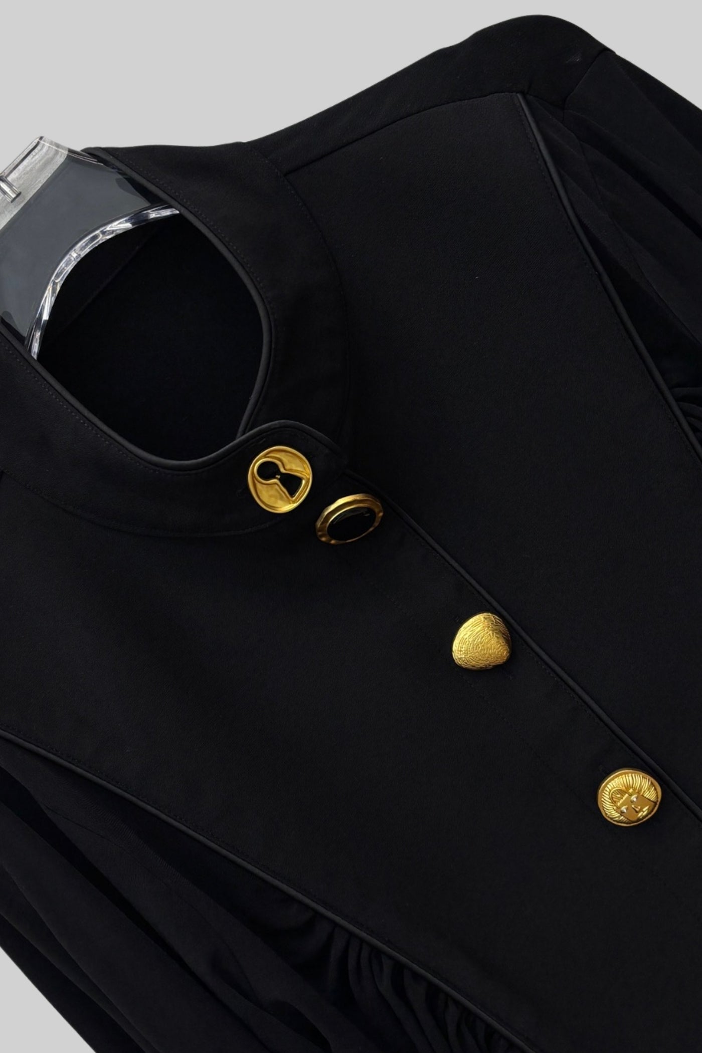 Abito maxi drappeggiato con bottoni dorati statement - Nero 