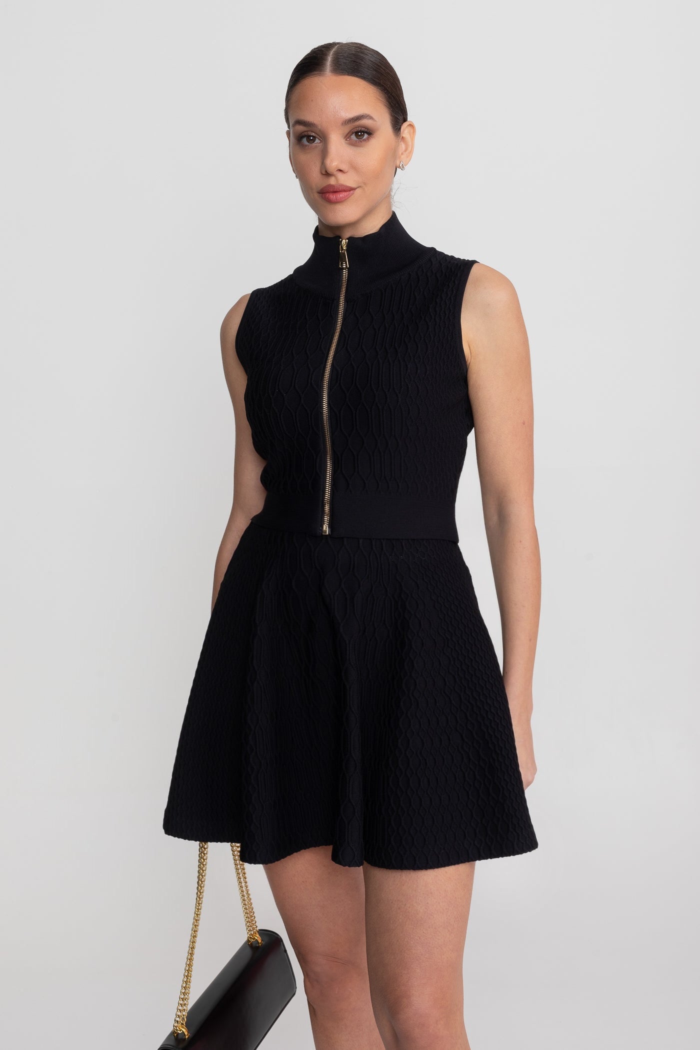 Completo coordinato in tessuto strutturato con top senza maniche a collo alto e minigonna abbinata - Nero 