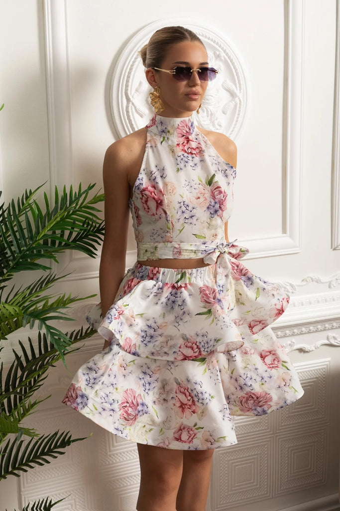 Set Top Crop a Collo con Stampa Floreale e Gonna Mini a Balze Sovrapposte - Bianco/Rosa 