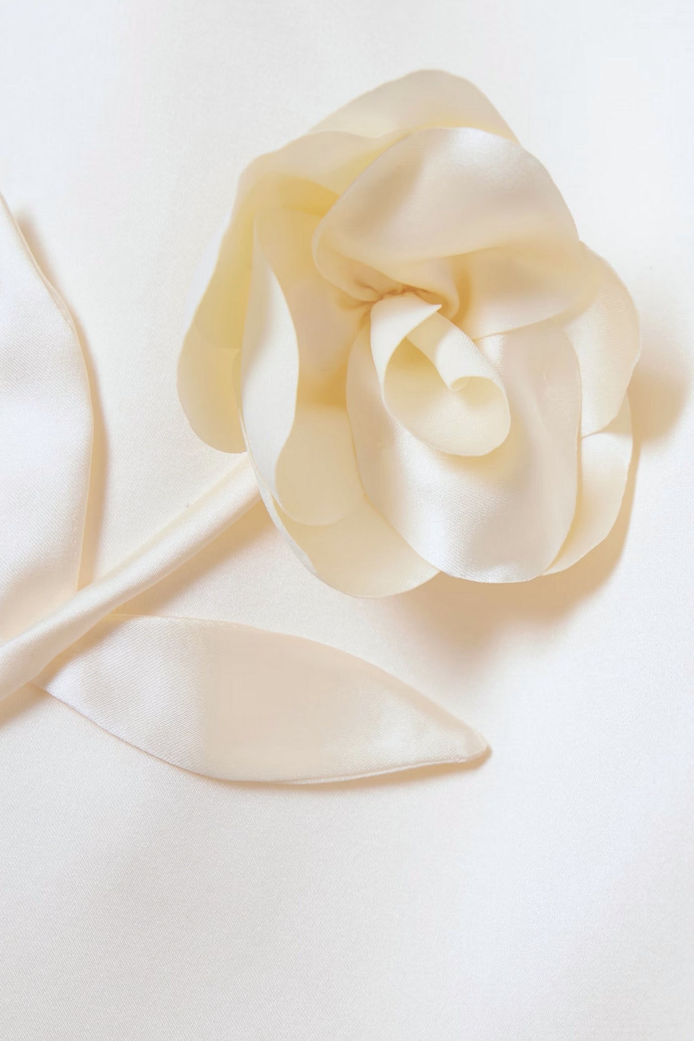 Gonna a Tubino in Taffetà con Fiocco e Dettagli Floreali - Avorio 