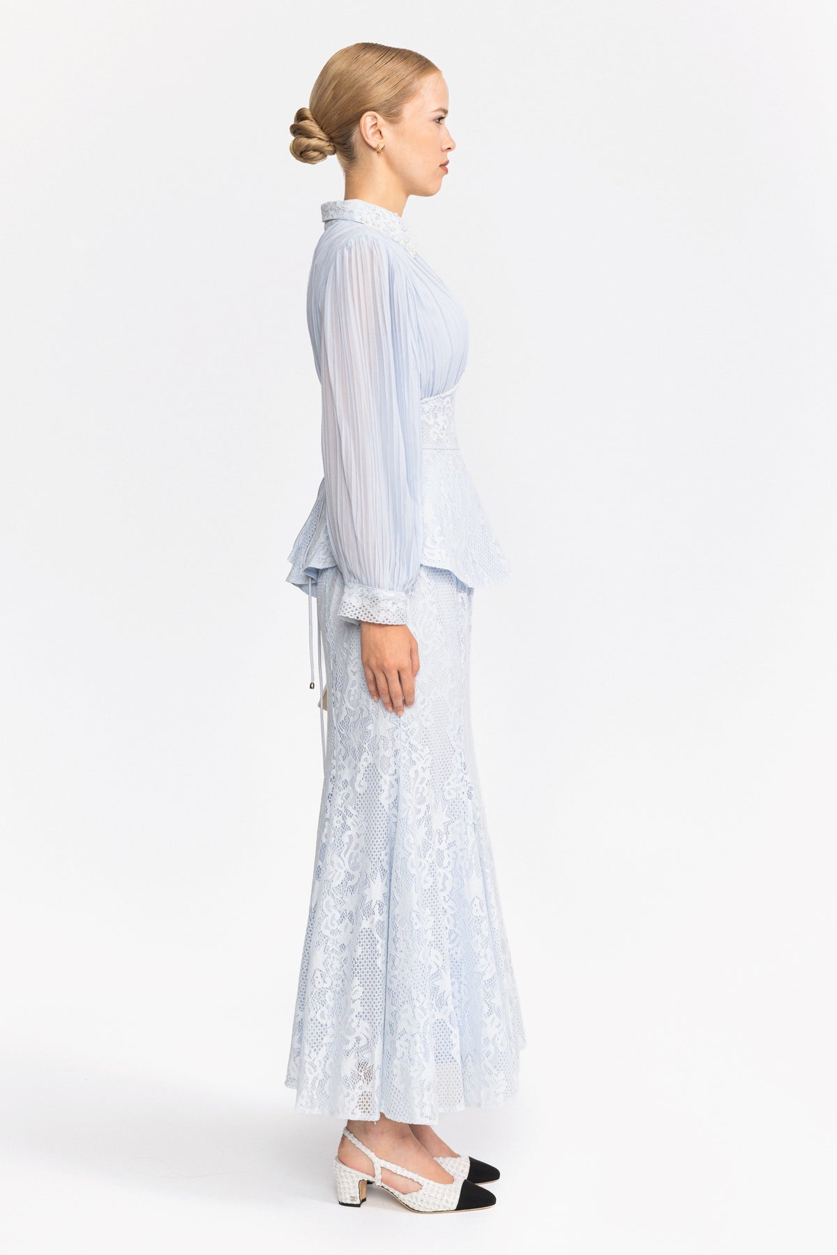 Completo con blusa peplum in chiffon plissettato e pizzo e gonna maxi - azzurro chiaro 