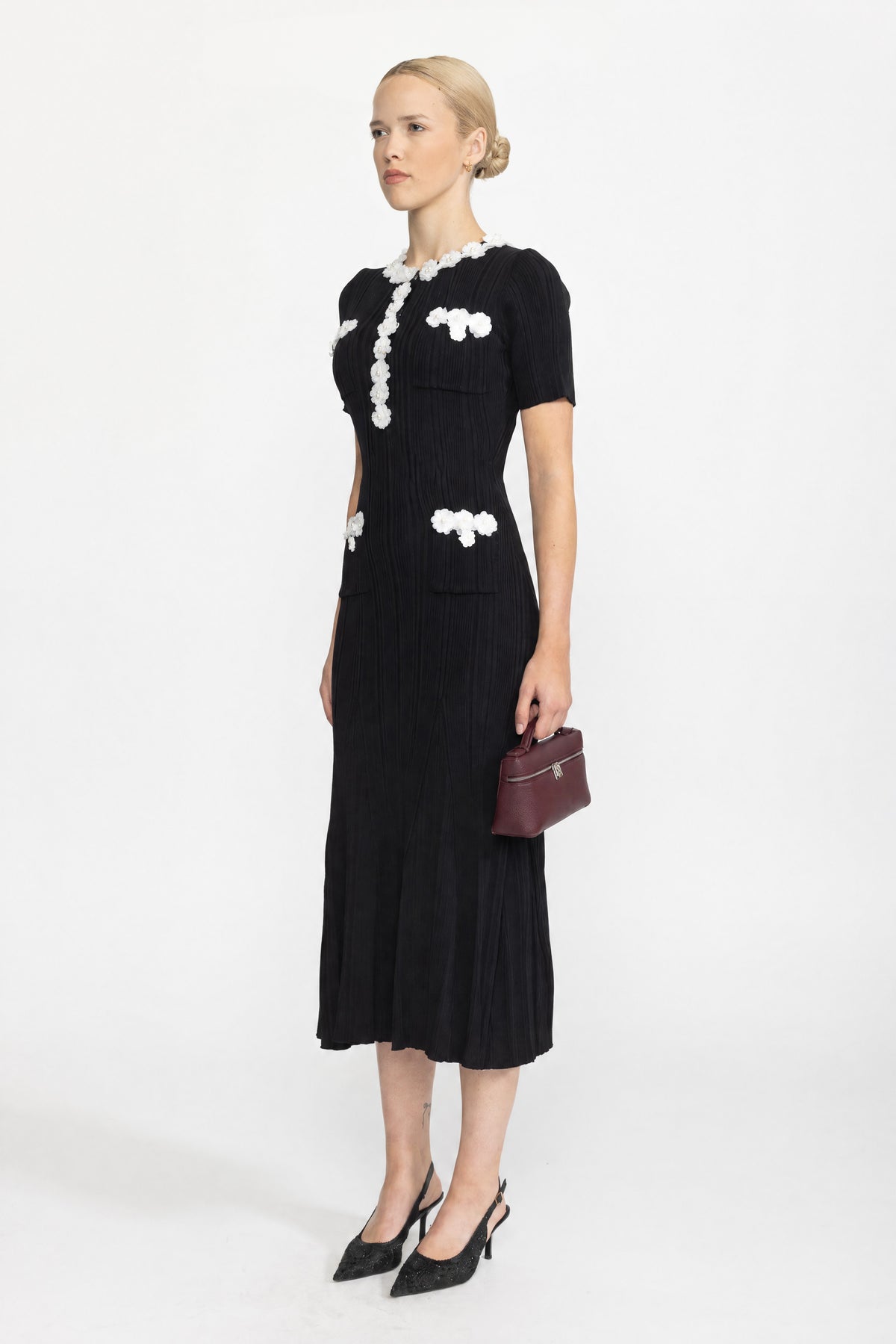 Abito midi in maglia a coste con applicazione floreale - Nero 