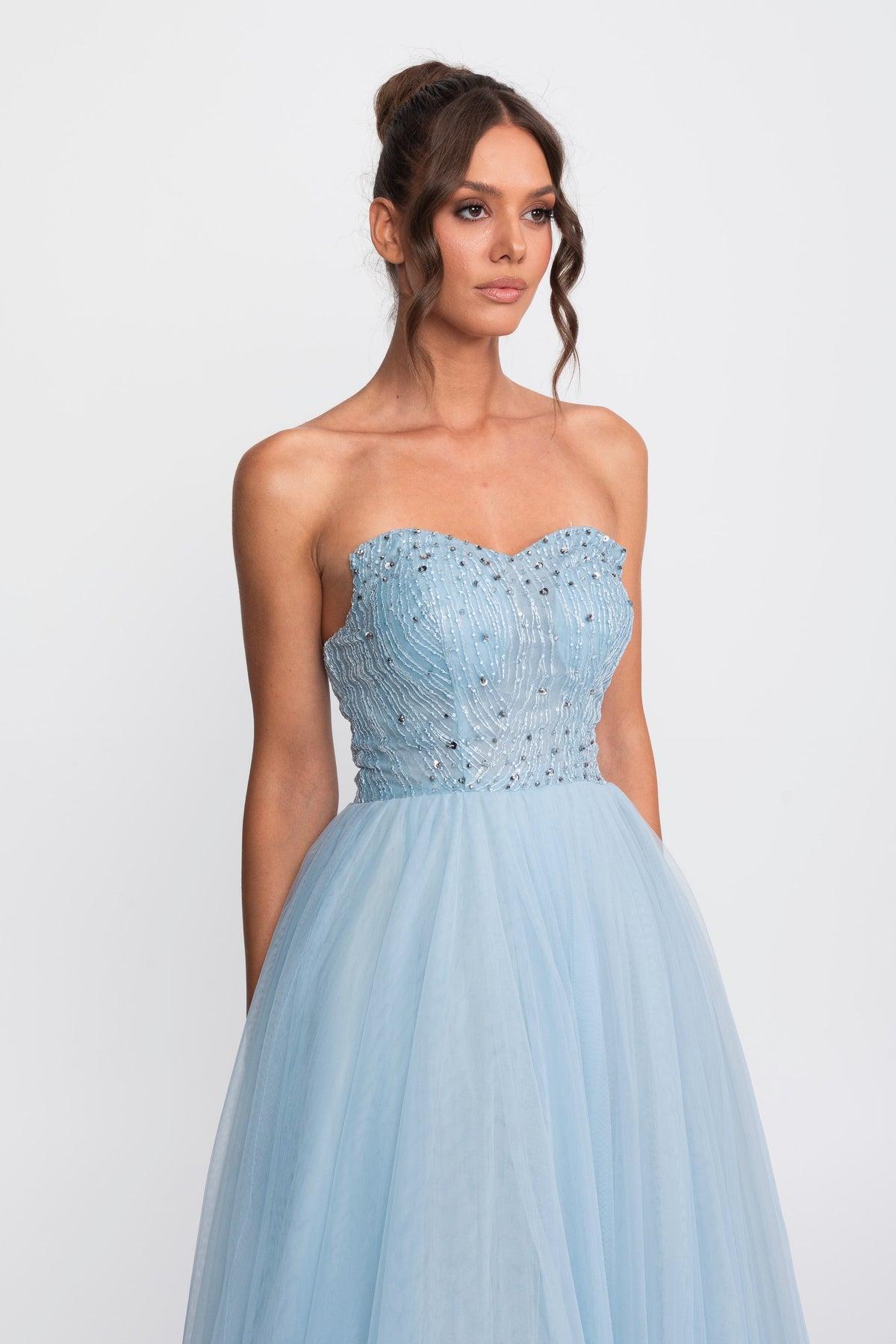 Abito da sera in tulle senza spalline con decorazioni di paillettes - Light Blue 