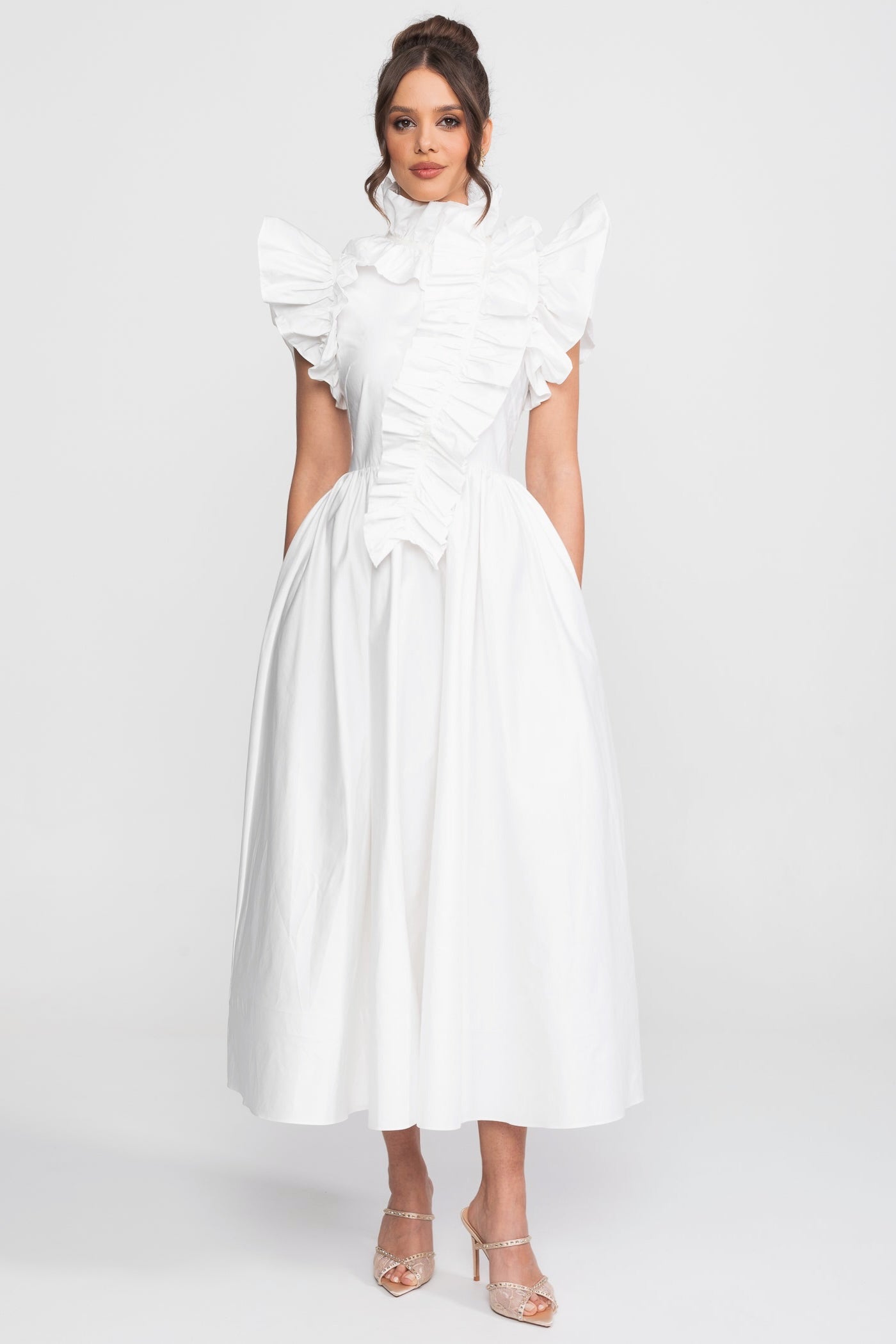 Abito Maxi con Collo Alto e Fronte con Grembiule Volant Drammatico - Bianco 