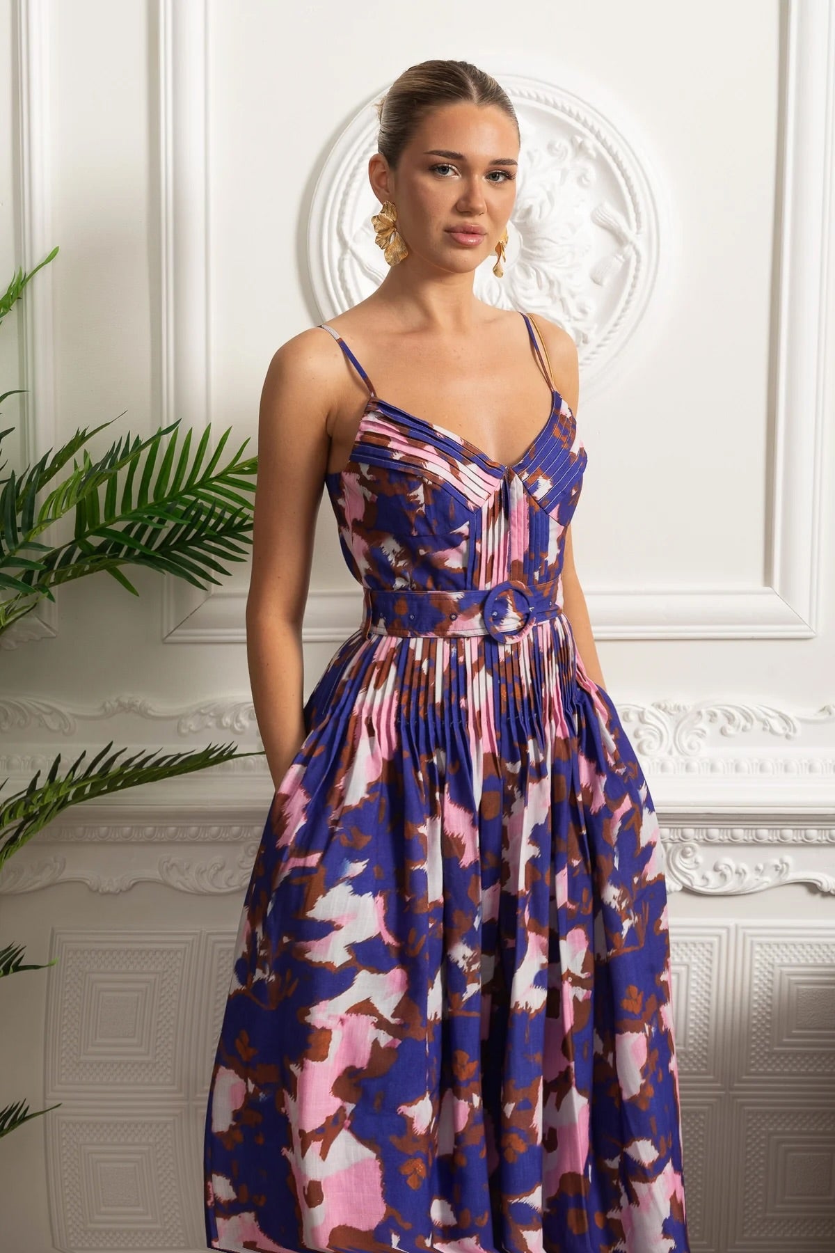 Abito midi con busto plissettato, cintura e spalline sottili - Viola 