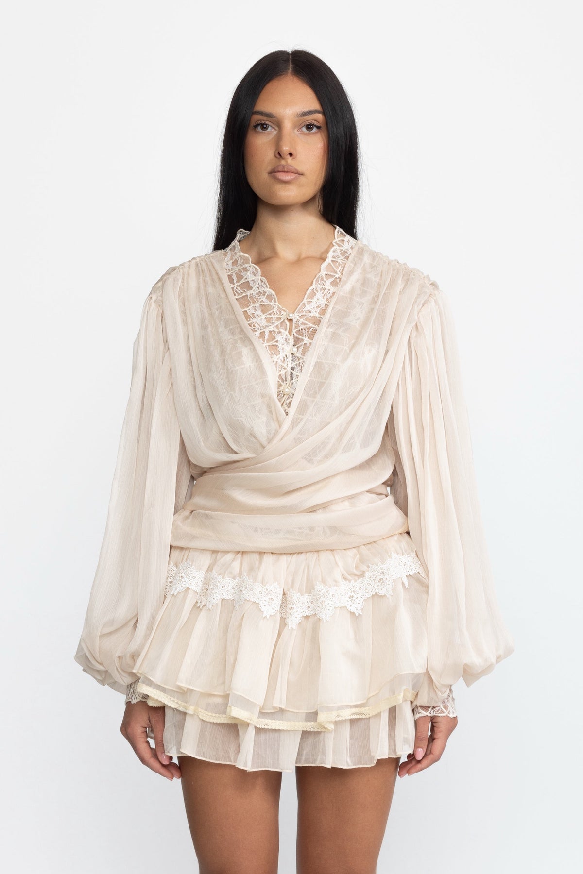 Co-ord set con blusa a portafoglio in chiffon con inserto in pizzo e minigonna con ruches - Beige 