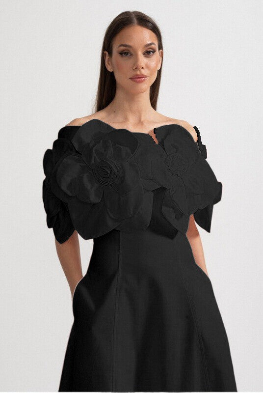 Abito Midi Scoperto con Ampi Accenti Floreali in Tessuto - Nero 