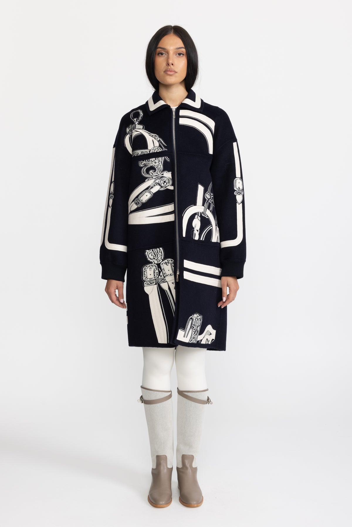 Cappotto con zip in lana ricamata con applicazione equestre - Blu navy 