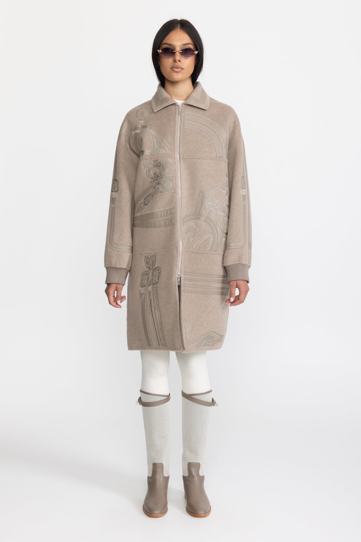 Cappotto in lana con zip e ricamo appliqué equestre - Taupe 