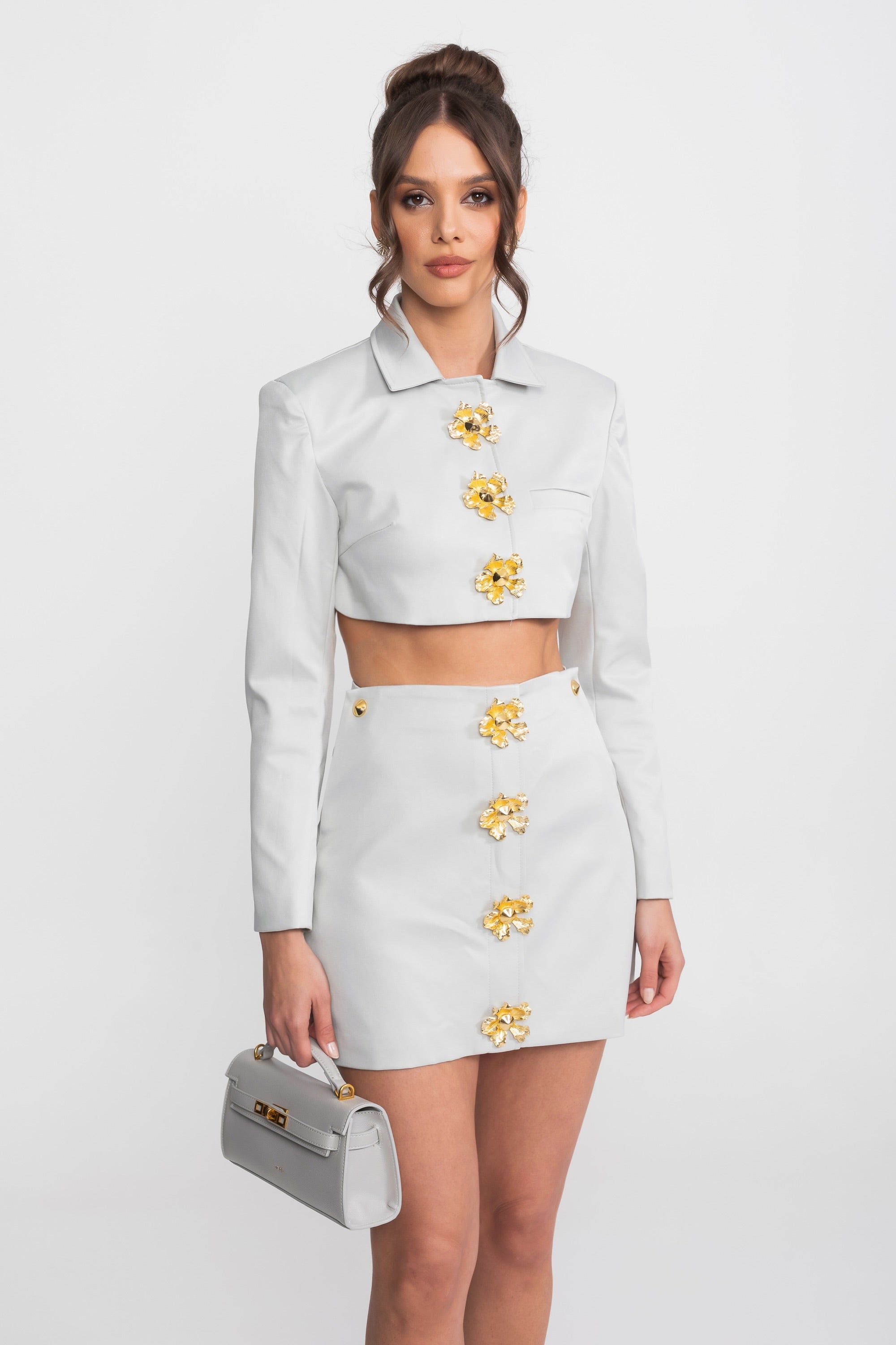 Set coordinato con giacca cropped e minigonna con bottoni floreali 3D - Grigio chiaro 